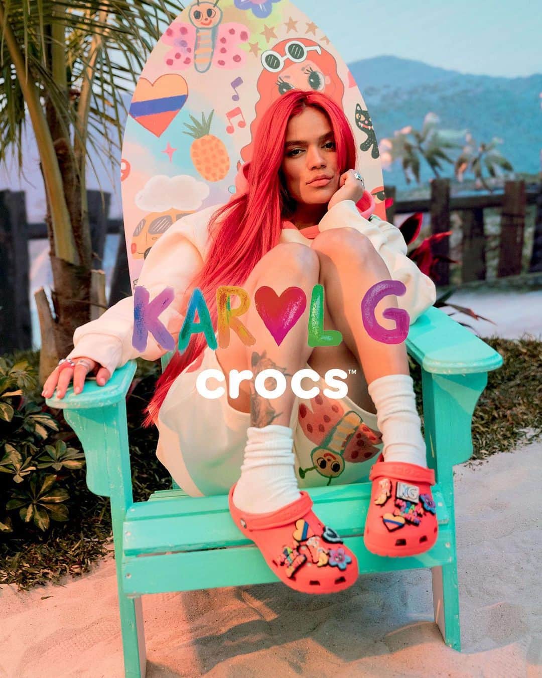 のインスタグラム：「Lleva los Jibbitz de Karol G x Crocs 🧜‍♀️🌺🖤🌈☀️🇨🇴​ Link in bio!​」