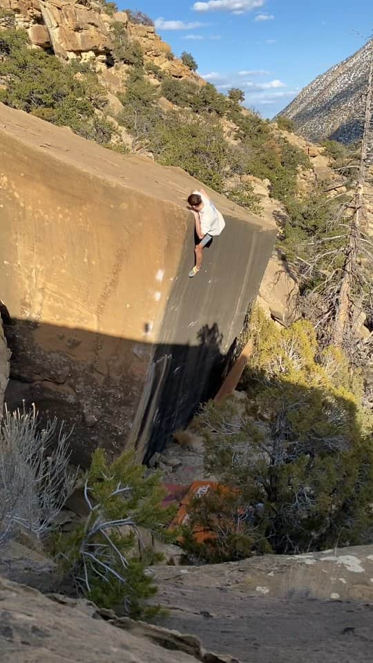 ナサニエル・コールマンのインスタグラム：「Lust (V11), Joe's Valley.  A beautiful boulder established by my friend @kyle_omeara back in 2015.  It was a lovely day spent working and sending this line with @charlesbarron 🙂   @thenorthface_climb @petzl_official @scarpana @grasshopperclimbing」