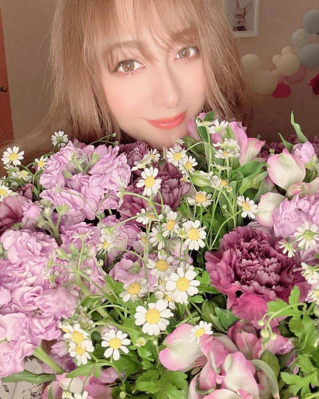 川村りかさんのインスタグラム写真 - (川村りかInstagram)「🌷🌸🌺🌻(∩´∀`∩)💕 。 。 。 お店にお花があるっていいね💐💕」4月14日 1時35分 - rika._.kawamura