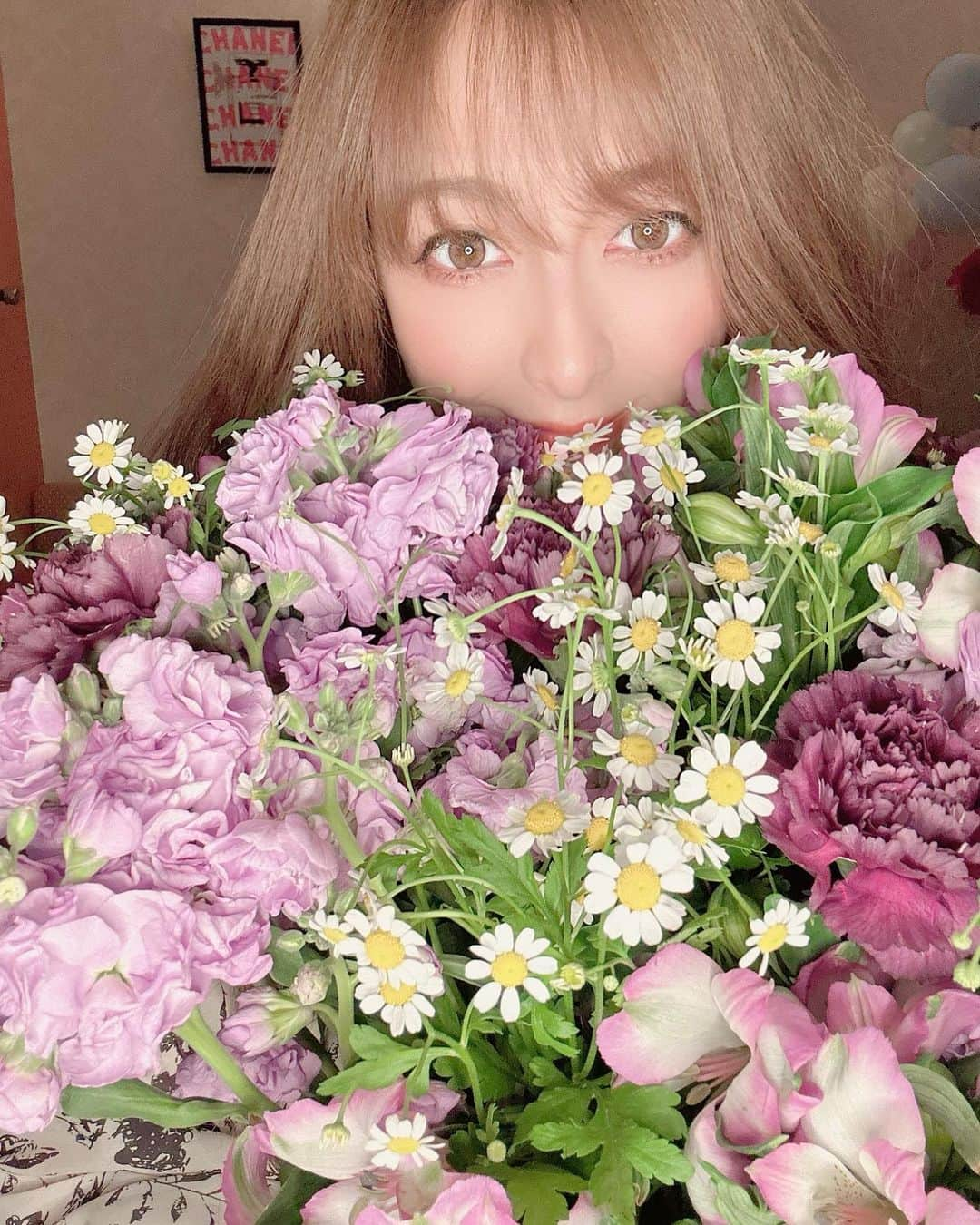 川村りかさんのインスタグラム写真 - (川村りかInstagram)「🌷🌸🌺🌻(∩´∀`∩)💕 。 。 。 お店にお花があるっていいね💐💕」4月14日 1時35分 - rika._.kawamura