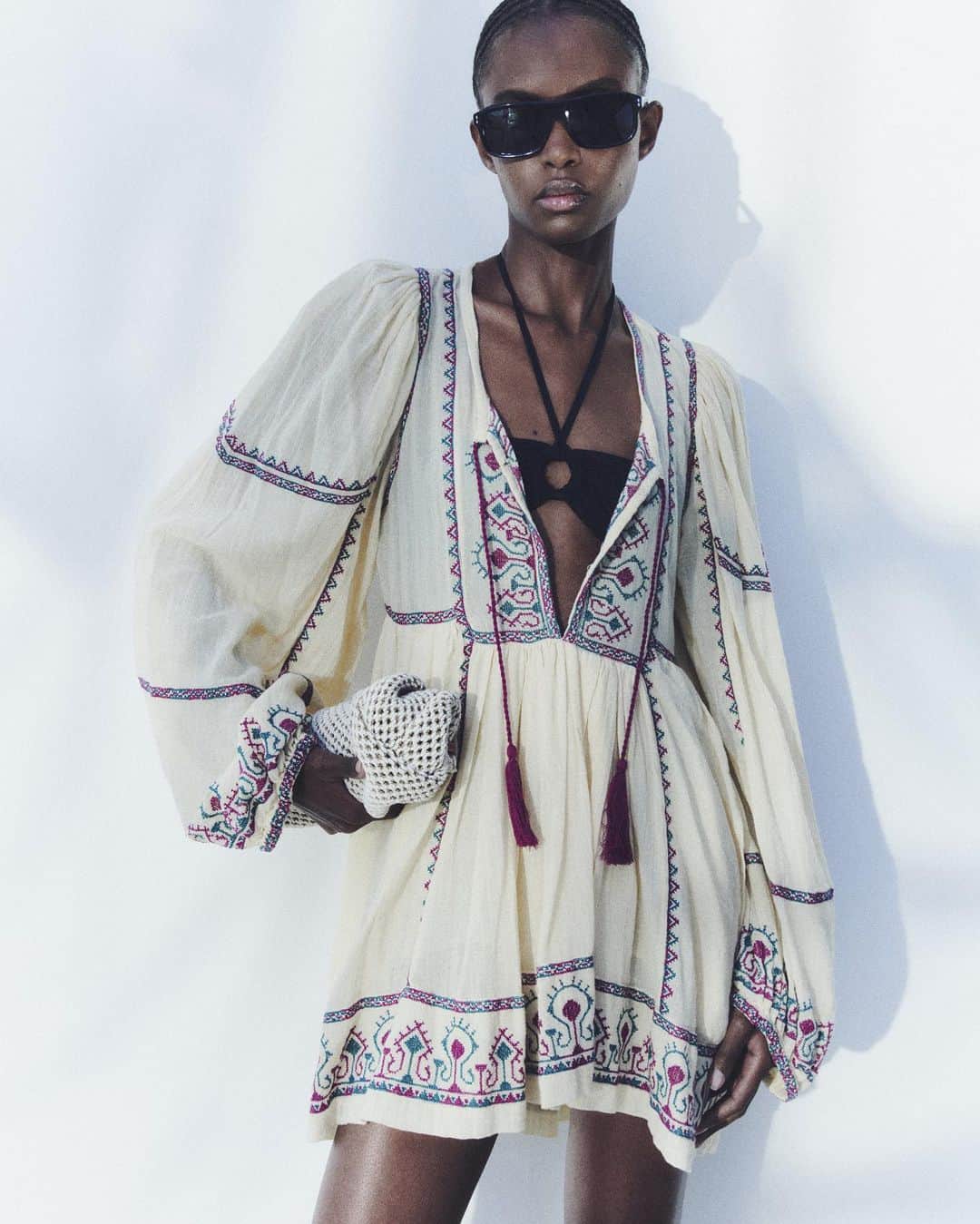 イザベルマランのインスタグラム：「That summer feeling. Blouses, skirts and dresses in lightweight cotton are decorated with delicate patterns celebrating escapism. See all the looks from the Summer Escape Capsule via link in bio.  Photographed by @pablodiprima   #IsabelMarant #IsabelMarantSS23」