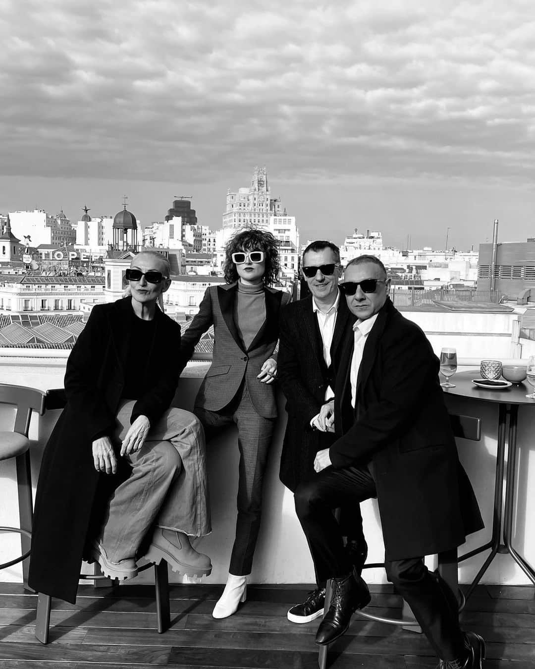 ガルシアマドリッドのインスタグラム：「De cuando estuvimos de fiesta en la terraza del hotel @umusichotelmadrid de la mano de @mauricioadalid Música, diversión y unas vistas impresionantes de Madrid.  Con ganas de volver.   Aquí con súper amigas @xuxusete @cintialund   La foto es de @xabigoitisolo  ❤️🌹❤️  @garciamadrid #garciamadrid」