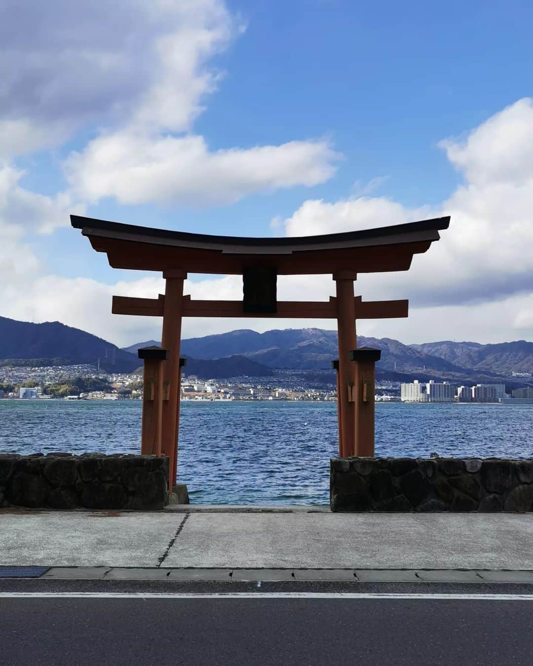 畠山優梨枝さんのインスタグラム写真 - (畠山優梨枝Instagram)「広島編🍁🍁 船に乗って宮島へ✨ こちらは長浜神社です🍀🍀 ここは観光客の人が少なくて静かにのんびり海を眺めることができました😌😌 宮島には鹿が思ってた以上にたくさんいて遠くから見るぶんには可愛かったです😄  #長浜神社#広島#広島旅行#宮島#宮島観光#旅#旅行#hiroshima#hiroshimajapan」4月14日 1時49分 - yurieyurieee