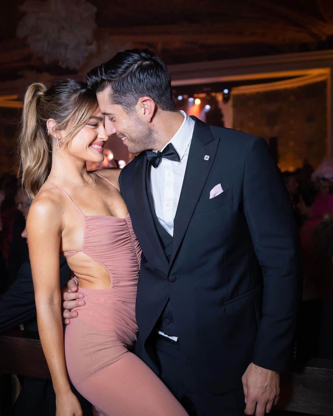 ヴェール・ゲンタのインスタグラム：「5 years!!! I’m so confused!! I don’t know where the last five years went, but I do know I’ve spent it happy and grateful to be in love with Ben. They say to date somebody you look up to, somebody that has qualities that you admire. That’s Ben for me… he has the biggest heart, kindest soul. He’s taught me how to loveeeee.  I always say I literally had to move to California to find somebody like him and then I dragged him back to the east coast. We’re now miami chongas together 🫶 te amo benjameeen - 4/13/2018」