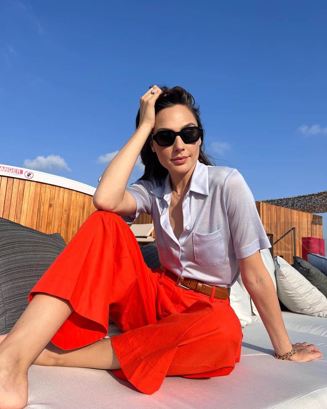 ガル・ガドットのインスタグラム：「I'm ready for it to be summer again ☀️🧡」
