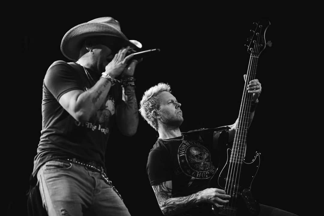 ジェイソン・アルディーンのインスタグラム：「Happy bday to one of my best friends and musical brothers for the last 24 years. Pretty sure this is the longest relationship either one of us had @tullykennedy😂. Happy bday bro. 🍻」