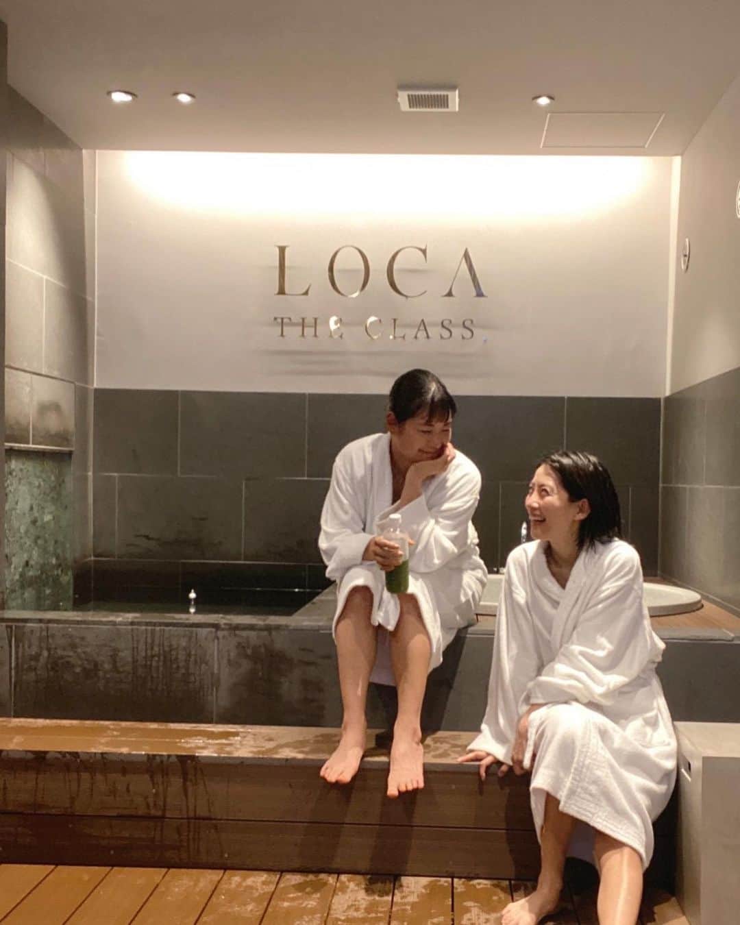 中村優さんのインスタグラム写真 - (中村優Instagram)「愛しの理恵さんとプライベートサウナ🧖‍♀️✨ @vivi_729  オープンしたばかりの @the.class_sauna 青山店。 ここのサウナの湿度と温度がとっても好み✨花粉で喉やられてたのがだいぶ良くなった🥹 水風呂はもちろんだけど、湯船があるのも良いね👍🏼 二人で2時間堪能した😇🙏 ととのったからだで人気の少なくなった夜の表参道を歩く時間もとても気持ちよかった🫶🏻 #locatheclassaoyama#locatheclass#privatesaunaに」4月13日 17時04分 - nkmr_yu