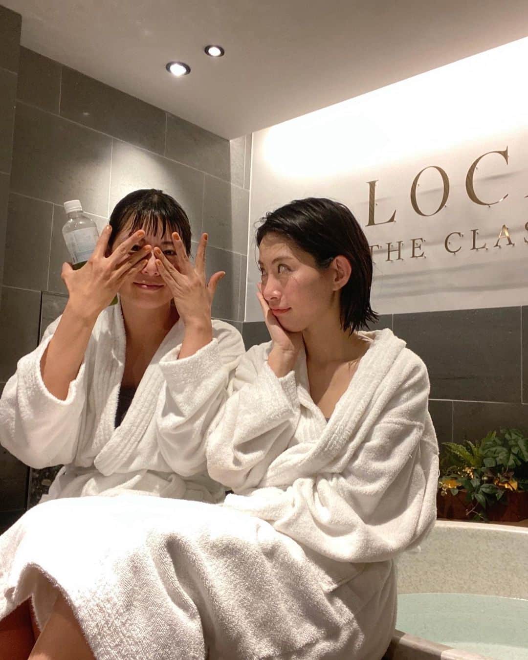 中村優さんのインスタグラム写真 - (中村優Instagram)「愛しの理恵さんとプライベートサウナ🧖‍♀️✨ @vivi_729  オープンしたばかりの @the.class_sauna 青山店。 ここのサウナの湿度と温度がとっても好み✨花粉で喉やられてたのがだいぶ良くなった🥹 水風呂はもちろんだけど、湯船があるのも良いね👍🏼 二人で2時間堪能した😇🙏 ととのったからだで人気の少なくなった夜の表参道を歩く時間もとても気持ちよかった🫶🏻 #locatheclassaoyama#locatheclass#privatesaunaに」4月13日 17時04分 - nkmr_yu
