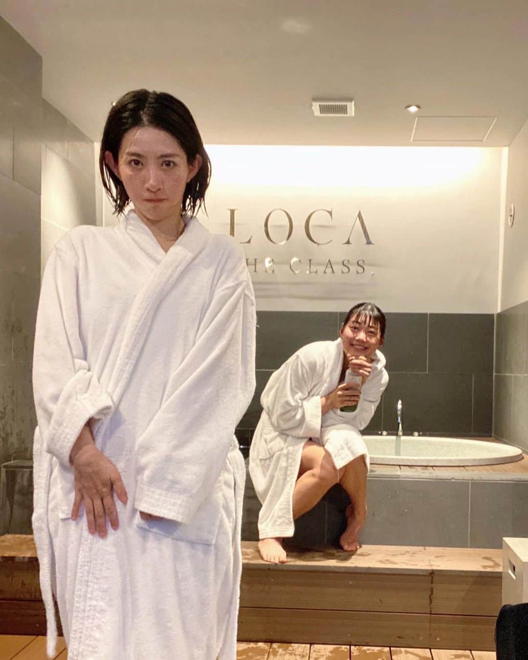 中村優さんのインスタグラム写真 - (中村優Instagram)「愛しの理恵さんとプライベートサウナ🧖‍♀️✨ @vivi_729  オープンしたばかりの @the.class_sauna 青山店。 ここのサウナの湿度と温度がとっても好み✨花粉で喉やられてたのがだいぶ良くなった🥹 水風呂はもちろんだけど、湯船があるのも良いね👍🏼 二人で2時間堪能した😇🙏 ととのったからだで人気の少なくなった夜の表参道を歩く時間もとても気持ちよかった🫶🏻 #locatheclassaoyama#locatheclass#privatesaunaに」4月13日 17時04分 - nkmr_yu
