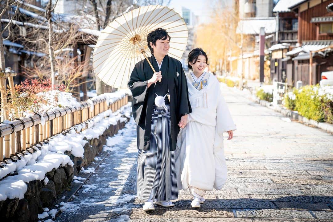 【公式】小さな結婚式さんのインスタグラム写真 - (【公式】小さな結婚式Instagram)「. @petit.wedding をフォローしてね♩ #小さな結婚式 をつけてのお写真投稿も大歓迎です♡ こちらの公式IGでリグラムさせていただきます＊　 . 京都らしさ溢れる趣ある街並みが 和装にぴったり♪ 四季折々さまざまな表情を見せる 京都の町でおふたりらしさ溢れる ウェディングフォトを叶えませんか？✨ . >>#小さな結婚式京都店 . ——————— #petitwedding #ラヴィファクトリー #前撮り #結婚式 #プレ花嫁 #卒花 #家族婚 #少人数結婚式 #ウェディング #wedding #bridal #weddingdress #花嫁 #挙式 #結婚式準備 #式場探し #日本中のプレ花嫁さまと繋がりたい #結婚式の思い出に浸る会 #結婚準備 #京都花嫁 #ウェディングフォト #花嫁コーディネート #和装 #和婚をもっと盛り上げたい #ロケーションフォト #ブライダルフォトグラファー #フォト婚 #フォトウェディング」4月13日 17時05分 - petit.wedding