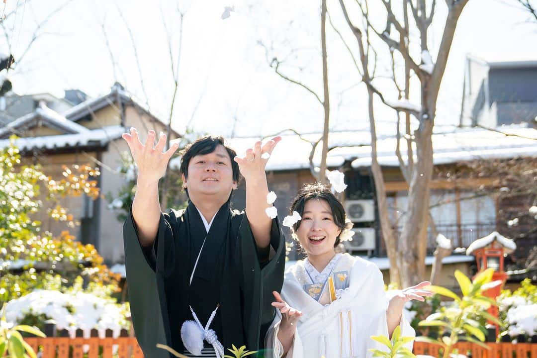 【公式】小さな結婚式さんのインスタグラム写真 - (【公式】小さな結婚式Instagram)「. @petit.wedding をフォローしてね♩ #小さな結婚式 をつけてのお写真投稿も大歓迎です♡ こちらの公式IGでリグラムさせていただきます＊　 . 京都らしさ溢れる趣ある街並みが 和装にぴったり♪ 四季折々さまざまな表情を見せる 京都の町でおふたりらしさ溢れる ウェディングフォトを叶えませんか？✨ . >>#小さな結婚式京都店 . ——————— #petitwedding #ラヴィファクトリー #前撮り #結婚式 #プレ花嫁 #卒花 #家族婚 #少人数結婚式 #ウェディング #wedding #bridal #weddingdress #花嫁 #挙式 #結婚式準備 #式場探し #日本中のプレ花嫁さまと繋がりたい #結婚式の思い出に浸る会 #結婚準備 #京都花嫁 #ウェディングフォト #花嫁コーディネート #和装 #和婚をもっと盛り上げたい #ロケーションフォト #ブライダルフォトグラファー #フォト婚 #フォトウェディング」4月13日 17時05分 - petit.wedding