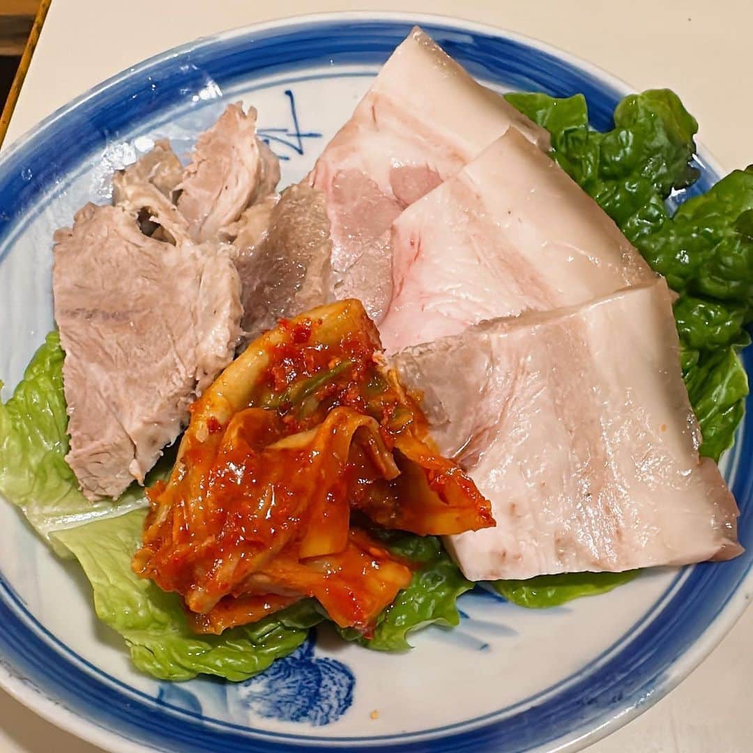 山岸久朗さんのインスタグラム写真 - (山岸久朗Instagram)「からほり商店街の韓国料理「すかんぽ」さんへ。なんじゃかんじゃ言うて韓国料理好きです。  見てー！（つだまゆ風） #ごまの葉  #おにぎり ガツンとくるわー！  #蒸し豚 #肺の唐揚げ #ミノの塩焼き もぜんぶ美味しかった🇰🇷  #すかんぽ #たまり場すかんぽ  #韓国料理 #韓国料理屋  #韓国料理店  #韓国料理好きな人と繋がりたい  #大阪韓国料理 #大阪韓国料理店  #谷六 #谷町六丁目 #からほり #からほり商店街  #からほりらへん  #からほりごはん  #空堀 #空堀商店街  #空堀グルメ  #空堀商店街グルメ  #karahori #tanimachi6chome  #koreafood」4月13日 16時59分 - yamaben