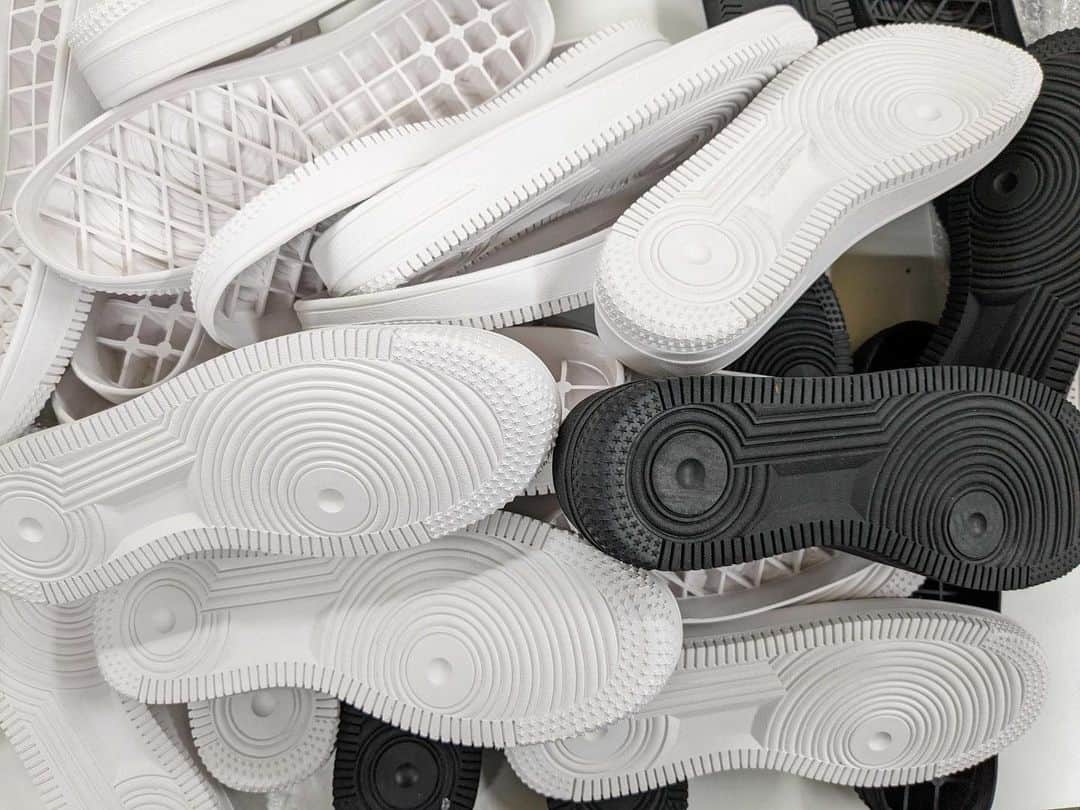 Sneaker At Randomのインスタグラム：「ARATA Outsole No.1  新サイズの40.45が入りました！ アトランダム通販サイトに販売してます。 ドンドン出てるので早めの注文をお勧めします！  #sneakeratrandom#スニーカーアトランダム#junkyard#ジャンクヤード#sneaker#スニーカー#スニーカー修理#スニーカーカスタム#市川#本八幡#梅田#阪神梅田本店#心斎橋#高円寺#angeluspaint#アンジェラスペイント#arata#アラタ#af1 #エアフォース1」