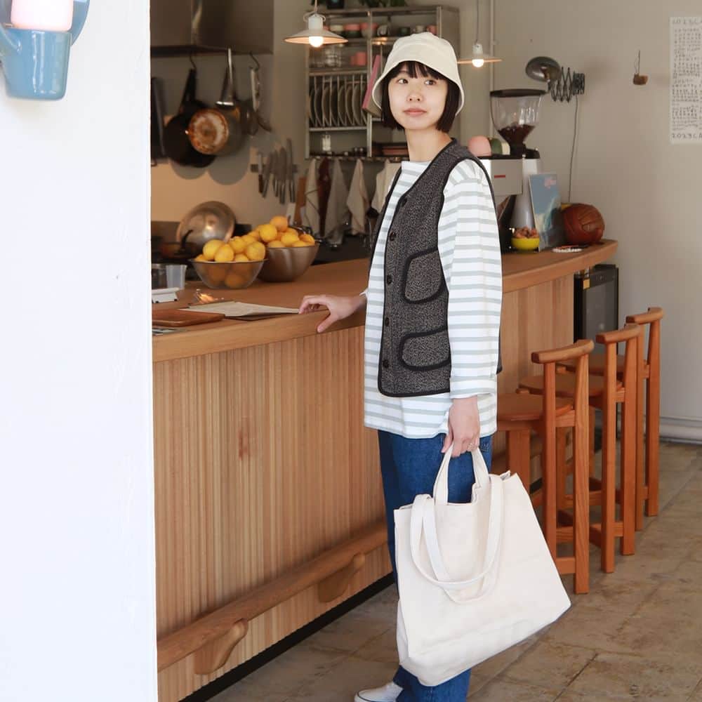 のインスタグラム：「. 定番バスクシャツ、さらっと着こなすポイントは？ 【csew 徳富さん】 －－－－－－－－－  今回は、csew・徳富さんが バスクシャツを着まわしてくれました。  定番のボーダーに新色が仲間入り！✨  出番が多くなる今の時季、 ぜひコーデの参考にしてください🌿  おしゃれスタッフのワードローブ no.116 定番バスクシャツ、さらっと着こなすポイントは？ 【csew 徳富さん】 https://kinarino.jp/cat1/46582  ▶︎こちらの記事はキナリノアプリのトップページで掲載中です。 ▶キナリノアプリで「おしゃれスタッフのワードローブ」と検索！ ▶︎ダウンロードはプロフィールリンクから(@kinarino_official)  #バスクシャツ #着まわし #outfit #ootd #おしゃれ #丁寧な暮らし #暮らし #キナリノ」