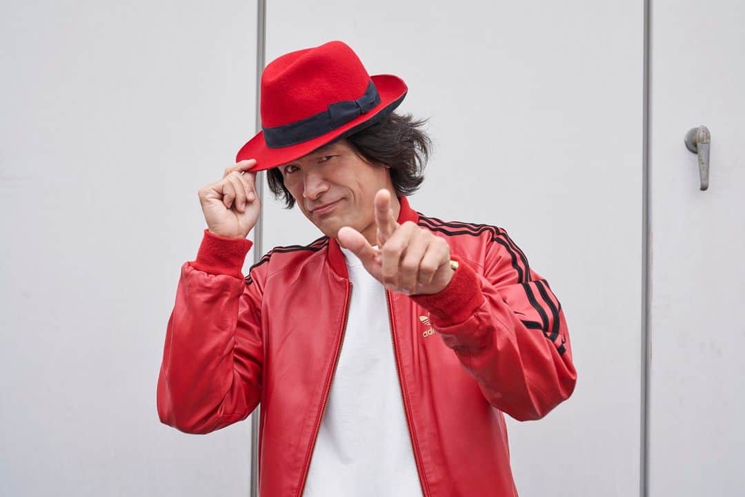 ネメシスのインスタグラム：「〘 #ネメシスオフショット 〙 イケイケな栗田社長を、どうぞご査収ください。  #うちのアニキは35周年らしい✨ #江口洋介 さんおめでとうございます！ #35周年ライブもぜひチェック  #映画ネメシス 大ヒット上映中」