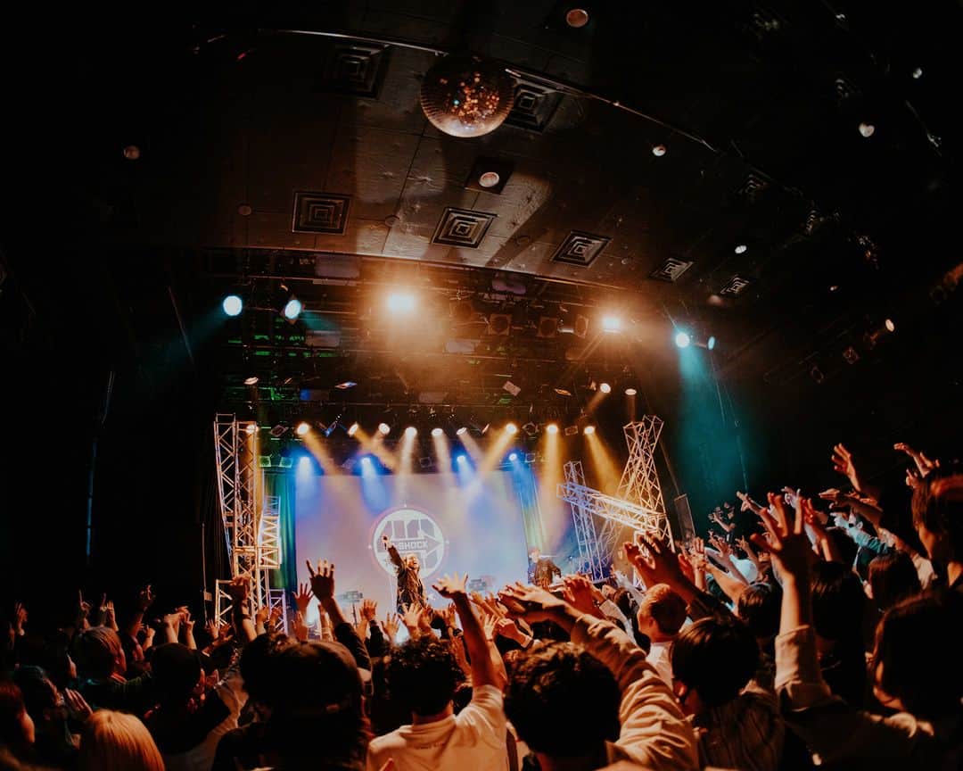 のインスタグラム：「G-SHOCK 40th Anniversary SHOCK THE WORLD LIVE BIRTHDAY BASH 2023  無料配信も決定！  初号機「DW-5000C」が発売された昨日4月12日、G-SHOCKは誕生40周年を迎えました。アニバーサリーを記念して、渋谷 WWW X にて完全招待制で行われた「SHOCK THE WORLD LIVE BIRTHDAY BASH 2023」には、5000人以上の応募から選ばれた200名のG-SHOCKファンが集結。@creepynuts_official のパフォーマンスや、 @the_d.soraki_dance と @yoshiki_lock のデュオ「BetRay」によるダンスショーケースに会場は熱狂。また、東京タワーでは、1日限りの記念ライトアップを行いました。  イベントの模様は、G-SHOCKオフィシャルサイトにて無料配信が決定！  ｜配信期間： 2023年5月12日(金) 12:00 ～ 2023年6月12日(月) 23:59   40周年の今年は、今後も様々なイベントを予定しています。続報をお楽しみに。  #g_shock  #gshock40th  #SHOCKTHEWORLDLIVEBIRTHDAYBASH2023 #CreepyNuts  #THEDSoraki  #Yoshiki  #BetRay  #40th  #40周年  #anniversary  live photos by @hiroyabrian」