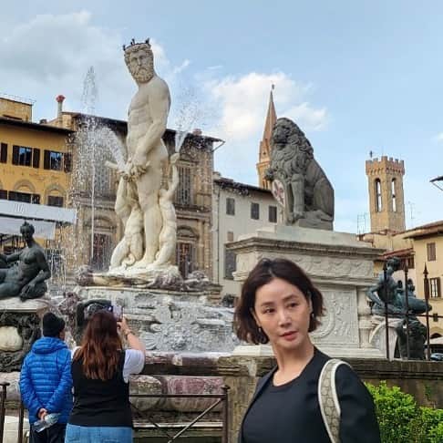 キム・ソンリョンのインスタグラム：「#당신은누구신가요? #저도분수에세워주세요 #따라포즈 #그냥포즈이제지겨워요 😂」