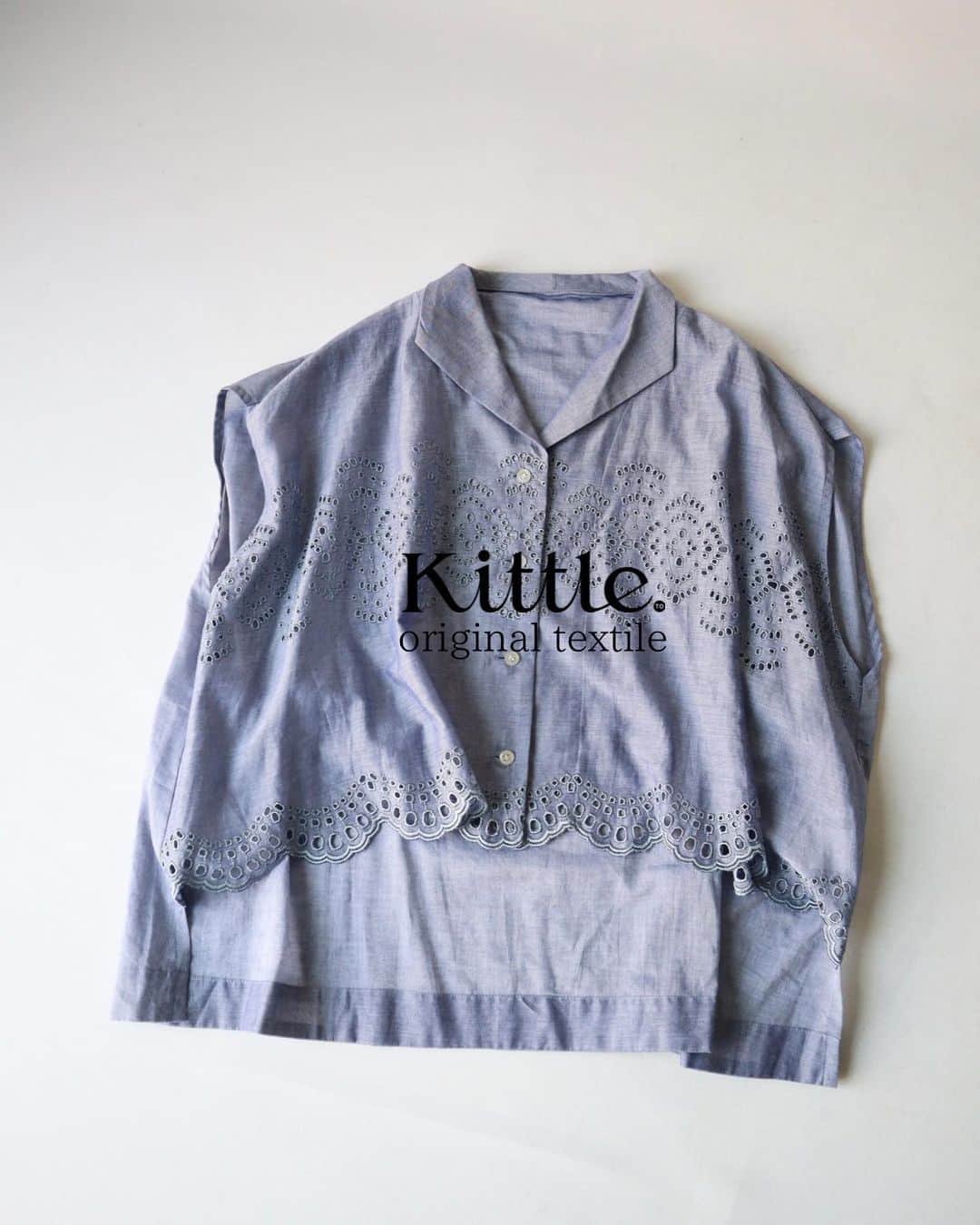 kittleのインスタグラム：「Kittle.original textile ⁡ 前後差がある着丈になっており、後ろは160cmでヒップが少し隠れる長さです。ベスト感覚でもご着用いただけます。夏は1枚でさらっと◎。気になる二の腕が隠れる袖丈もうれしいポイントです。  ↓新作 itemもお得に買えるチャンスです♪ ●LINE友達追加しますと、オンラインストア限定のお得なクーポンもらえます♪ https://lin.ee/Cc44uMv ⁡ #kittle #kittleto ⁡ 【𝗈𝗇𝗅𝗂𝗇𝖾 𝗌𝗍𝗈𝗋𝖾】 𝗁𝗍𝗍𝗉𝗌://𝗄𝗂𝗍𝗍𝗅𝖾𝗍𝗈.𝖼𝗈𝗆 𝖭𝖾𝗐 𝖺𝗋𝗋𝗂𝗏𝖺𝗅𝗌 →𝖤𝗏𝖾𝗋𝗒 𝖥𝗋𝗂𝖽𝖺𝗒 𝖯𝖬𝟩」
