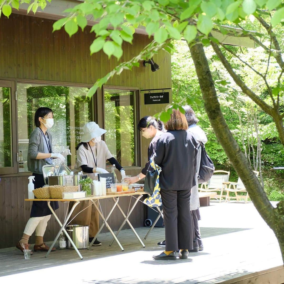 松山油脂のインスタグラム：「【春のオープンファクトリー】 富士河口湖工場は5月20日(土)、墨田工場は5月27日(土)に開催します。工場見学にワークショップ、ファクトリーセールなど、楽しいイベントを準備中です。なお、山神果樹薬草園でも5月13日(土)にオープンガーデン開催します。詳しくはストーリーズまたはハイライトのお知らせをご確認ください。   (1)工場見学、ワークショップ ウェブでの事前抽選予約制です。4月20日(木)13:00になりましたら、ホームページにお申し込みフォームへのリンクを掲載します。4月27日(木)13:00までにご応募ください。当選された方にのみ、ご連絡いたします(富士河口湖工場からは5月2日[火]までに、墨田工場からは5月8日[月]までにご連絡いたします)   (2)ファクトリーセール(予約不要) おなじみの製品を特別価格で販売します。恒例のハンドソープ量り売りや、石けん詰め放題も実施する予定です。 富士河口湖工場：5月20日(土)　10:00～16:00 墨田工場：5月27日(土)　10:00～15:30   #松山油脂 #工場見学 #墨田工場　#富士河口湖工場 #オープンファクトリー #matsuyama #madeinjapan」