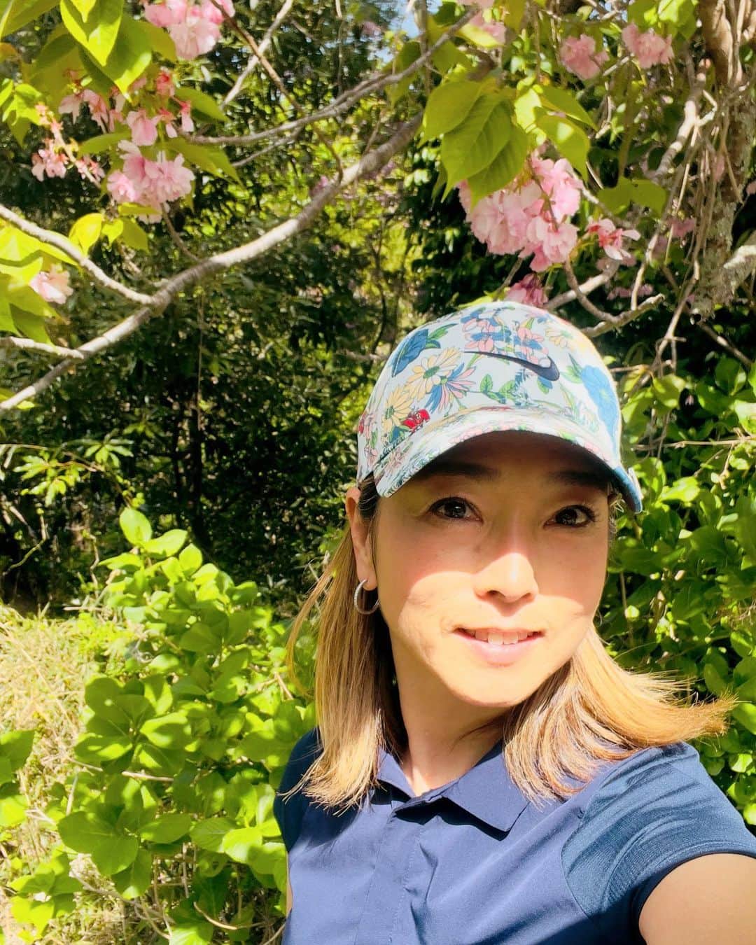 岡部亜紀のインスタグラム：「八重桜 まだ咲いてた💗」