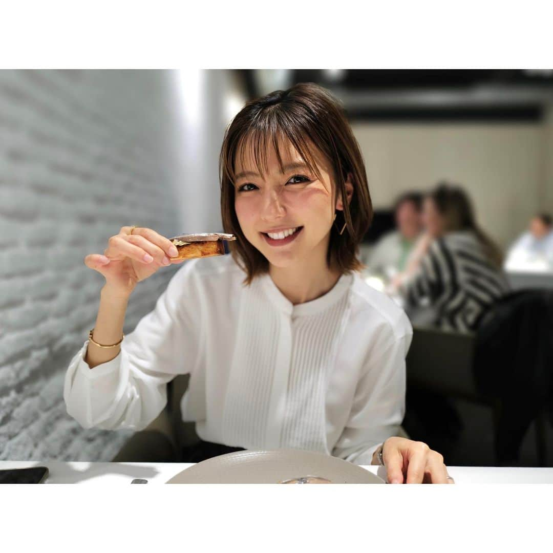 真野恵里菜のインスタグラム：「先月から始まった オレンジページnetの連載 真野恵里菜の「ふたりごはん日記」in Spain 2回目が公開されました🇪🇸🍽️ . . 今回はマドリードのお気に入りのレストランを紹介してます🫧 こんなに詳しく外食のことや食べたものを書いたのは初めて！ . . ちなみに私の1番好きなスペイン料理は プルマイベリカ！(写真4枚目) イベリコ豚は生ハムはもちろん焼いてもとっても美味しい🤤 連載では今回食べた5品の紹介をしているので 読んでもらえたら嬉しいし スペイン料理の魅力が伝わったらいいな🤭 スペインに行きたくなっちゃうかもよ〜✈️🇪🇸 . . 連載記事はストーリーハイライトの 「オレンジページ」にリンクをまとめてあります🍊 #オレンジページ #スペイン生活 #スペイン料理  #美味しかった #久しぶりの外食　 #休日ランチ」