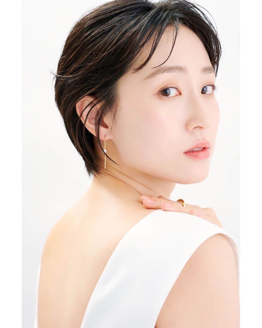 馬淵優佳のインスタグラム：「この度、医療脱毛ペルルクリニックのアンバサダーに就任いたしました✨ これから医療脱毛の内容や、私自身の脱毛体験レポートなどを発信したいと思ってます！  ＜ペルルクリニックの魅力＞  その１：安心の「最新医療レーザー脱毛器」 国内でも珍しい2台の厚生労働省認可の承認機器を導入✨ 肌質や毛質に合わせて最適な脱毛施術を受けられます！  その２：オリジナルの「時間料金プラン」 時間ごとの料金プランで、施術部位を自由に組み合わせて選ぶことができます！  脱毛したいと思っている方、ぜひチェックしてみてください！  @omiya.perleclinic  ▼ペルルクリニック 公式HP https://perleclinic.jp」