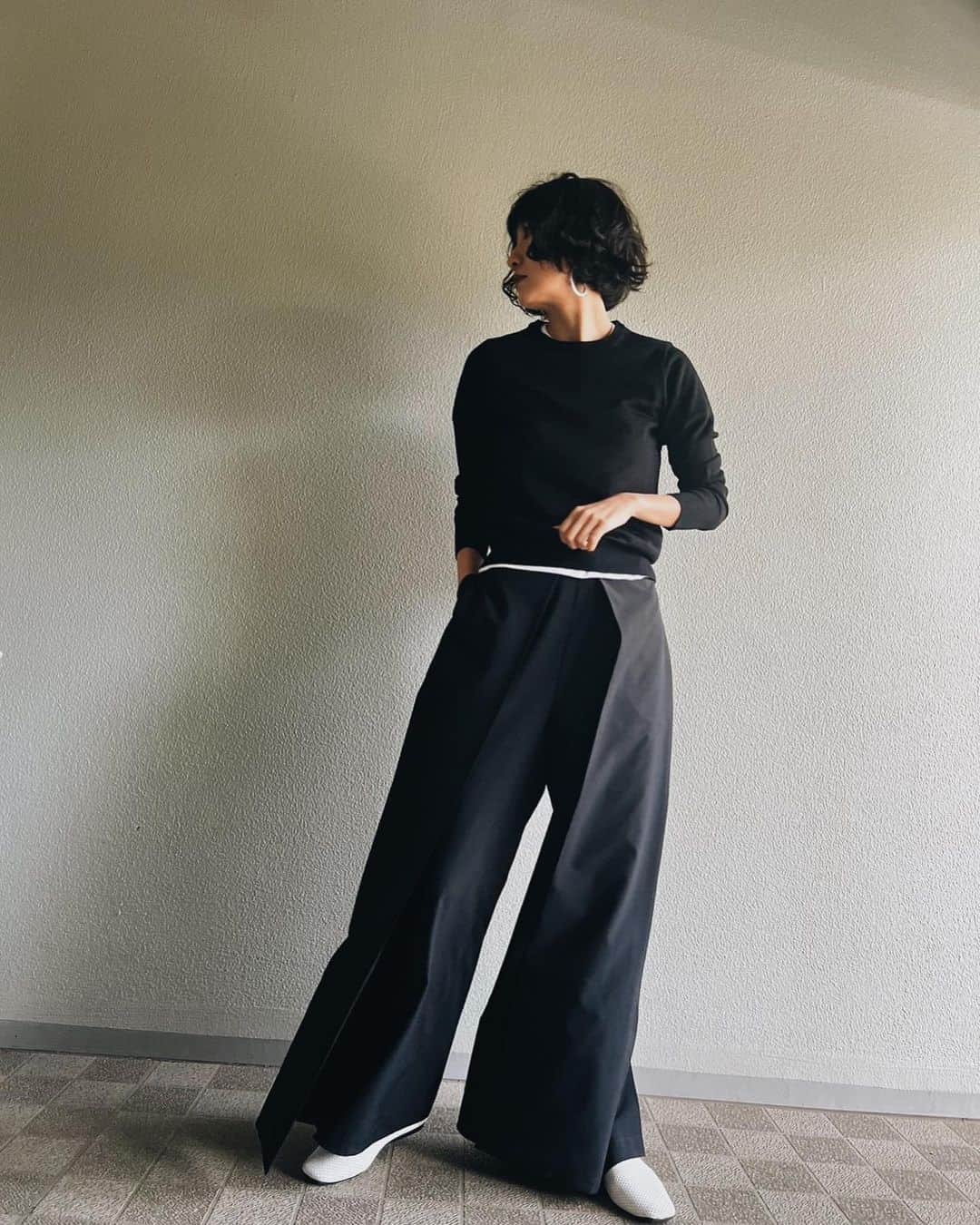 安藤沙耶香のインスタグラム：「4/14 21:00から販売の ロマンティックスイムパンツ  お届けから 真夏までのコーデを ざざっと載せてみました！  リボンを中に入れて トップスをOUTしてもよし  短めトップスでウエスト見せてもよし  もちろんINスタイルもかわいいし 水着との相性も◎！  今年のわたしの気分は 短めトップス♡ （なので短めトップス率高め）  キュートにも ラフにも ドレッシーにも着られるので  パンツ主役コーデ いろいろ楽しんでいただけたらなって思ってます☺️  わたしは全てのコーデ Sサイズを着用しています♡  #nala #nala_jp #swimwear #swimpants #romanticpants」