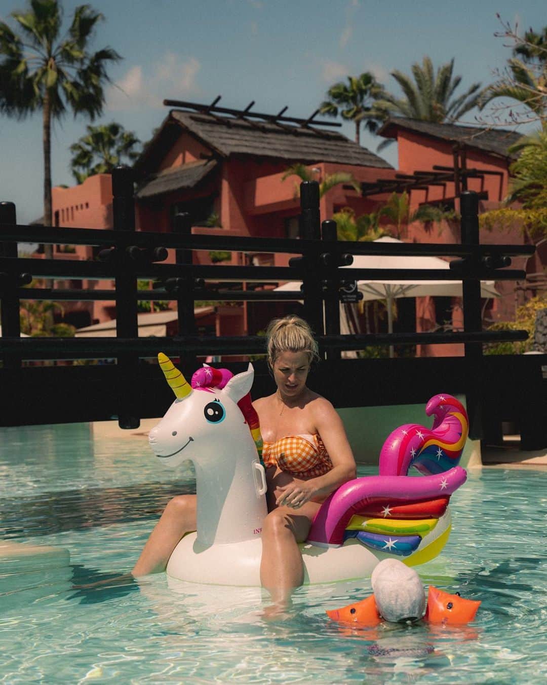 ジェマ・アトキンソンのインスタグラム：「“Is it my turn yet mum?”  Absolutely not hun. Unless you have your own 14 Euros? 😂 This unicorn obv came home with us. Gorka asked why saying “what da heck we gone do with that Gemah??  I said because 14 euros Gorka! And it’ll be nice in the summer to just put out in the garden!  (Spot the northerner) 😉😂」