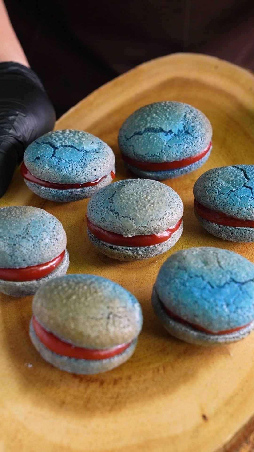 のインスタグラム：「Blue Spirulina Strawberry Chocolate Busse ブルースピルリナ・ストロベリーチョコブッセ  YouTube https://youtube.com/shorts/l4B6QD_AfhY  Cacao ! ∴∵ゞ(´ω`*) ♪  This time, I made blue busse. I made the ganache using a chocolate called Inspiration Phrase. The color was distinctive and very delicious. May the cacao be with you !  [Ingredients] [Ganache] 80g : Chocolate(VALRHONA INSPIRATION FRAISE) 30g : Fresh cream36% 10g : Raspberry Puree [Busse] 34g : egg yolks 75g : egg whites 50g : Granulated sugar 35g Cake flour 8g : Bread flour 8g : Blue spirulina powder (Rainbow farms)  [Items] (Amazon Associate link) VALRHONA INSPIRATION FRAISE CHOCOLATE 37% 200g https://amzn.to/404M4qx  Blue Spirulina 15g ブルースピルリナ https://amzn.to/3KyXm0i  #Youtube #お菓子 #ASMR #cooking #foodie #chocolate #chocolat #dessert #instafood #recipe #recette #dessertporn #レシピ #チョコレート #yummy #手作りお菓子 #bake #strawberry #イチゴ #valrhona #spirulina #blue #bluespirulina #busse #bouche #inspirationfraise #青 #ブッセ #strawberryganache」