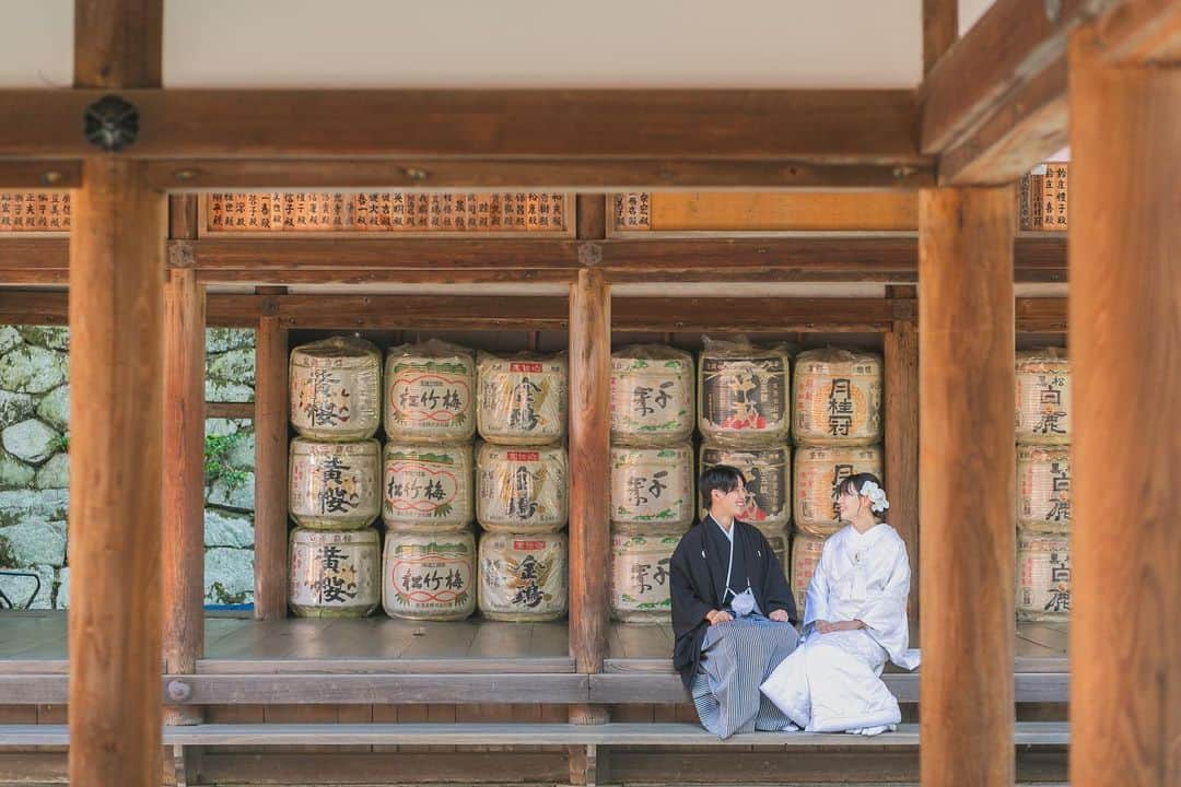 京都神社婚のインスタグラム：「.  ⛩ 神社紹介 ⛩  京都神社婚 : 【吉田神社】  京都神社婚でご依頼いただく中で 人気上位の神社〈吉田神社〉 吉田神社は創建より千年を越え、 尚も鮮やかな色彩を帯びた朱色の本殿は圧巻の一言です！ 御祭神は"夫婦神"であり、古来より夫婦の和合として信仰を集めています。 ご神徳にあやかり、いつまでも仲睦まじい夫婦であるよう祈り、2人の門出をお祝いいたします 🕊️  1日2組限定で落ち着いた雰囲気です◎  ～～～～～～～～～～～～～～～～～～～～ 吉田神社 住所:京都市左京区吉田神楽岡崎町30番地 アクセス:京阪電車［出町柳駅］より徒歩2分/京都市バス［京大正門前］より徒歩5分  ～～～～～～～～～～～～～～～～～～～～  #神社婚 #神社挙式 #和装前撮り #神前式 #結婚式 #結婚式準備 #結婚情報 #和婚 #和装花嫁 #白無垢 #色打掛 #プレ花嫁 #プレ花嫁さんと繋がりたい #衣装レンタル #花嫁ヘア #ブライダルフォト #綿帽子 #京都神社婚 #奈良神社婚 #大阪神社婚 #横浜神社婚 #神戸神社婚 #岡山神社婚 #姫路神社婚 #東京神社婚 #和婚をもっと盛り上げたい  #ロケーションフォト #和婚プロデュース」