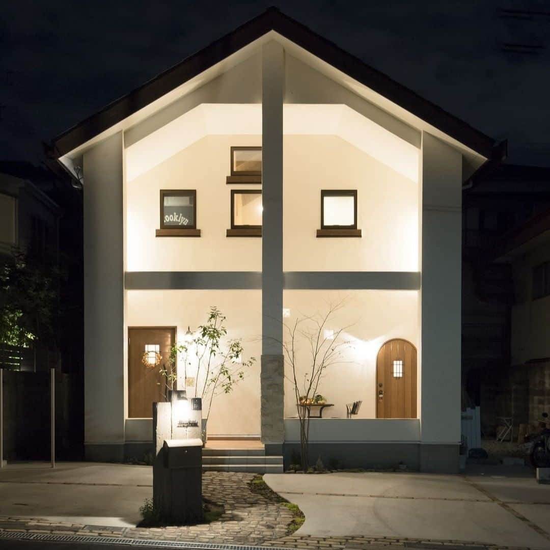 satsumahomeのインスタグラム：「絵本から出てきたみたいな個性的な外観🏡  ＿＿＿＿＿＿＿＿＿＿＿＿＿＿＿＿＿＿＿＿＿＿＿＿＿  「体に良くないものは使わない」  漆喰や無垢材などの自然素材だけを使って建てる。 体に安心・安全な無添加の家。 豊中市・箕面市を中心とした北摂エリアで注文住宅を建てる専門工務店です。 ＿＿＿＿＿＿＿＿＿＿＿＿＿＿＿＿＿＿＿＿＿＿＿＿＿＿ さつまのリフォーム ▷@satsumahome_renovation さつまの不動産　 ▷@sh.fudousan さつまのLINE ▷@sh.lineinfo  #さつまホーム #無添加住宅 #漆喰  #マイホーム計画中の人と繋がりたい #マイホーム記録 #注文住宅 #家づくり #高気密高断熱 #施工事例 #いえすたぐらむ #おうち時間を楽しむ #収納アイデア #ルームツアー #家づくりアイデア #お部屋紹介 #インテリア好き #後悔しない家づくり #工務店だからつくれる家 #こだわりの家」