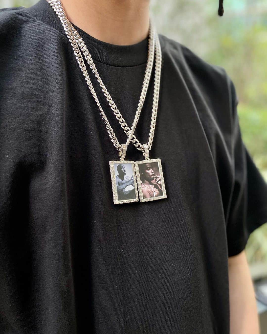 のインスタグラム：「LA発のジュエリーブランドKING ICEからコラボジュエリーが入荷しました💁‍♂️  KING ICE によるオフィシャルコラボレーション。 2pacのフォト、文字、DEATHROWロゴ🔥  ずっしりした重量感で、しっかりと作られています💁‍♂️  WEB UP完了しました🙆‍♂️ 他にも多数ご用意がございますので是非店頭、WEBの方でご覧になってみてください👍」