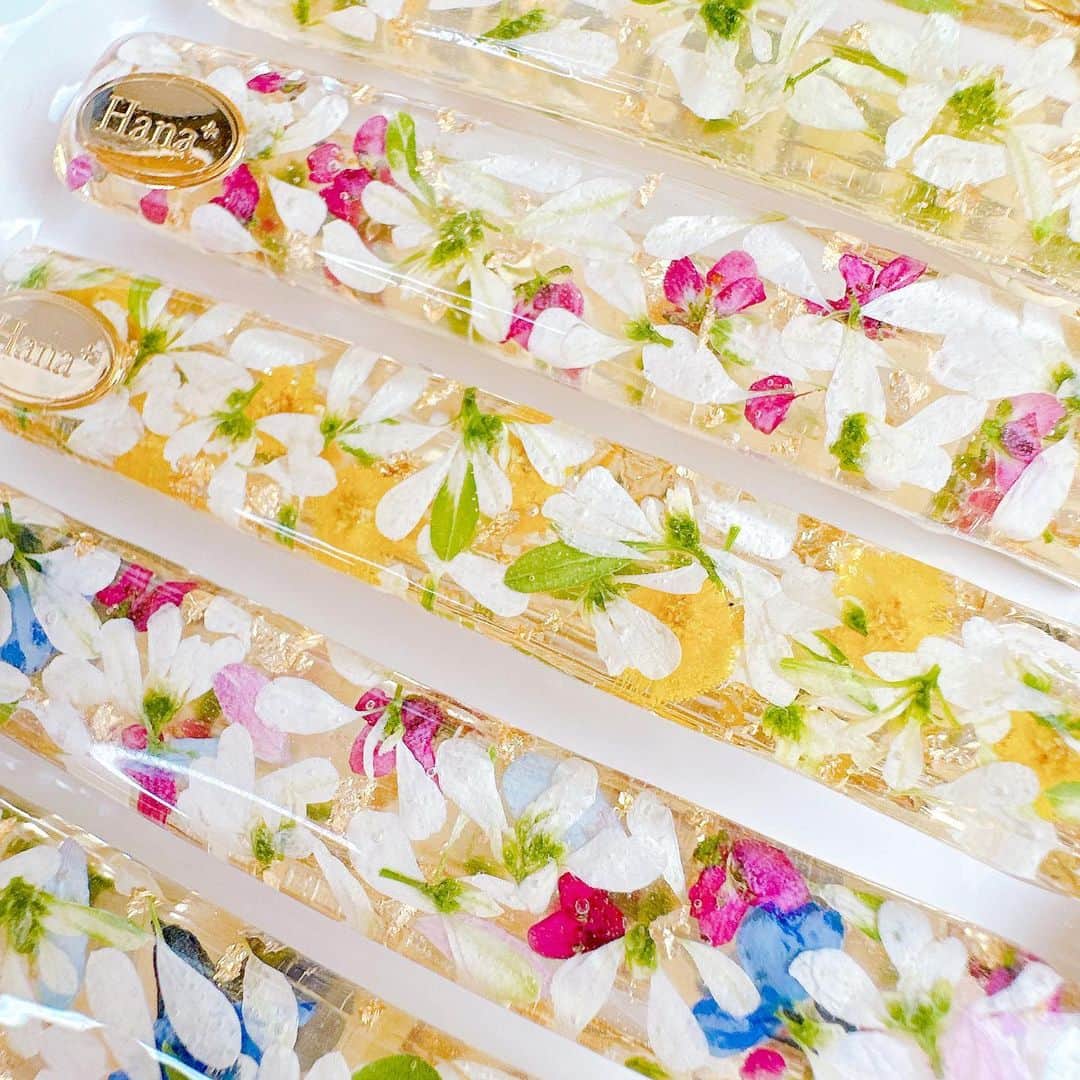 Hana+(はなぷらす)❁ちはな❁北九州のインスタグラム：「押し花たっぷりのヘアクリップ𖡼.𖤣𖥧 ⁡ ⁡ カラフルなデザインが人気だけど 私はホワイト推し🫣✨ ⁡ ⁡ 4/19(水)からの博多阪急3F popupにて 販売の予定です♡ ⁡ ⁡ 𖧷----------POP UP ----------𖧷 4/19(Wed)-25(Tue)博多阪急3F ※最終日は18時まで ⁡ 𖦞 19日(水)11時-15時半 𖦞20日(木)10時-14時 𖦞 21日(金)13時-20時 𖦞 22日(土)10時-20時 𖦞 23日(日)10時-15時 ⁡ 本人が伺います♡ 𖧷-----------------------------𖧷 ⁡ ⁡ SHOP 🛒は  ￣￣￣￣￣￣￣ @hanaplus_flower のURLよりご覧下さい♡ ￣￣￣￣￣￣￣￣￣￣￣￣￣￣￣￣￣￣￣￣ ⁡ お問い合わせはお気軽にDMやLINE下さいね♡*. 公式LINE☞︎＠hanaplus ⁡ ⁡ ⁡ #ヘアクリップ #ヘアアレンジ #ヘアアクセサリー #ヘアアクセ #春アクセ #レジンアクセサリー #押し花アクセサリー」