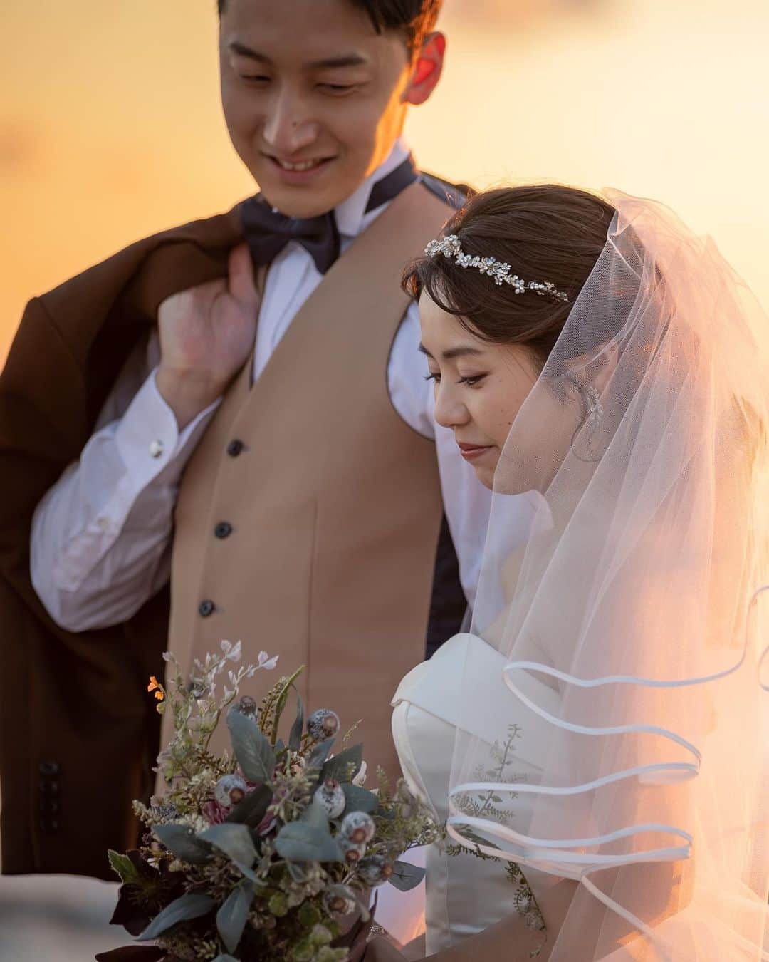 ラヴィ•ファクトリーさんのインスタグラム写真 - (ラヴィ•ファクトリーInstagram)「. 【写真で叶える結婚式】 . 見つめ合うおふたりの姿に 思わずこちらがキュンとするような ロケーションフォトの数々🤍 ナイトは一気にロマンチックな雰囲気に✨  . —————— ラヴィファクトリー: @chiba_laviephotography AREA:JAPAN,CHIBA —————— @laviefactoryをフォローして #laviefactory #ラヴィファクトリー のハッシュタグをつけて お写真を投稿してみてくださいね✳︎ . こちらの公式IG（@laviefactory） で取り上げさせていただきます✨ . 思わず笑顔になれるハートのある 「家族写真」はラヴィクルール* >>>@laviecouleur_official . #wedding #weddingphotography #photo  #ハートのある写真 #instawedding #結婚写真 #ウェディング #ウェディングフォト #撮影指示書 #ロケーションフォト #前撮り#写真好きな人と繋がりたい #フォトウェディング #卒花 #後撮り #ウェディングニュース #前撮り小物 #前撮りフォト #前撮りアイテム #ウェディング撮影 #撮影構図 #前撮りアイディア #撮影指示書 #花嫁コーディネート #幕張海浜公園 #洋装フォト #サンセットフォト #ナイトフォト」4月13日 17時39分 - laviefactory