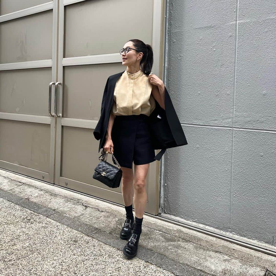 亀恭子のインスタグラム：「@uncrave_official のカスタードイエローのブラウス投入で春を満喫☺︎  カスタードカラーを主役に×ブラック。  ジャケットとトレンドのミニ丈ボトムをセットアップ風にキレイめな中にアクティブ感を。  足元にソックス&ローファーでトラッドの味付♪ のある日の私。  23sspopup store  4/12（水）〜4/18（火） 開催中です。ぜひ♡  ・伊勢丹新宿 本館2F ・阪急うめだ本店 4F  @uncrave_official #uncrave #uncrave_white」