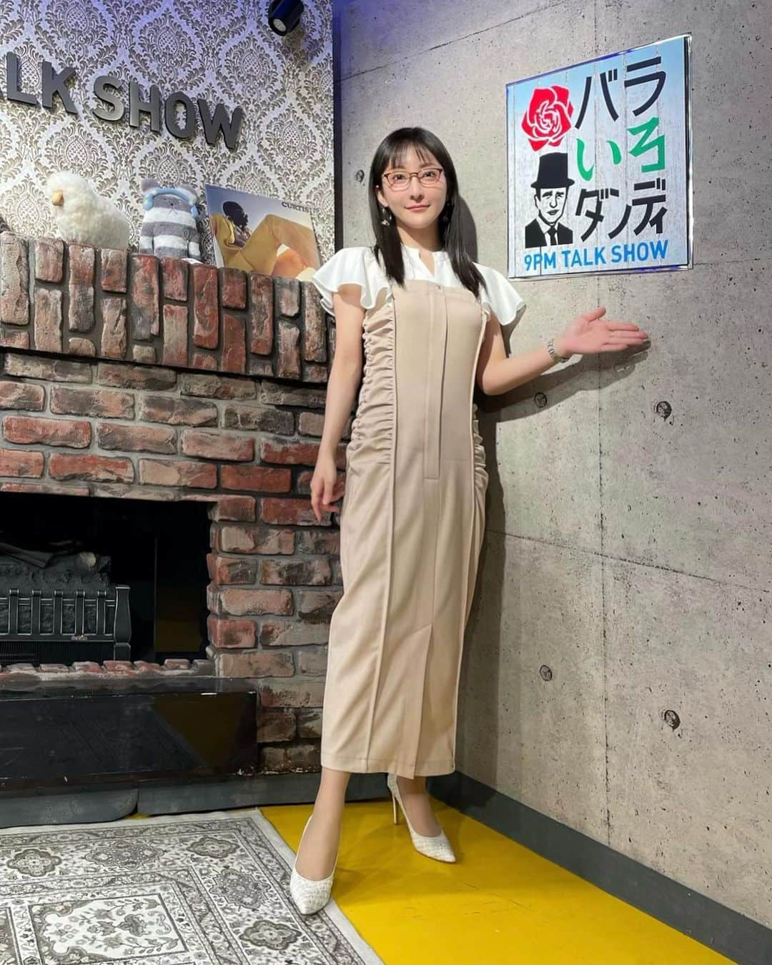 松澤千晶のインスタグラム：「バラいろダンディ、毎日楽しいです🎶 本日もよろしくお願いいたします🌹  水曜日の一言　おちんぎん  one-piece @ladymade_official accessory @mimi33_official  #バラダン #TOKYOMX」