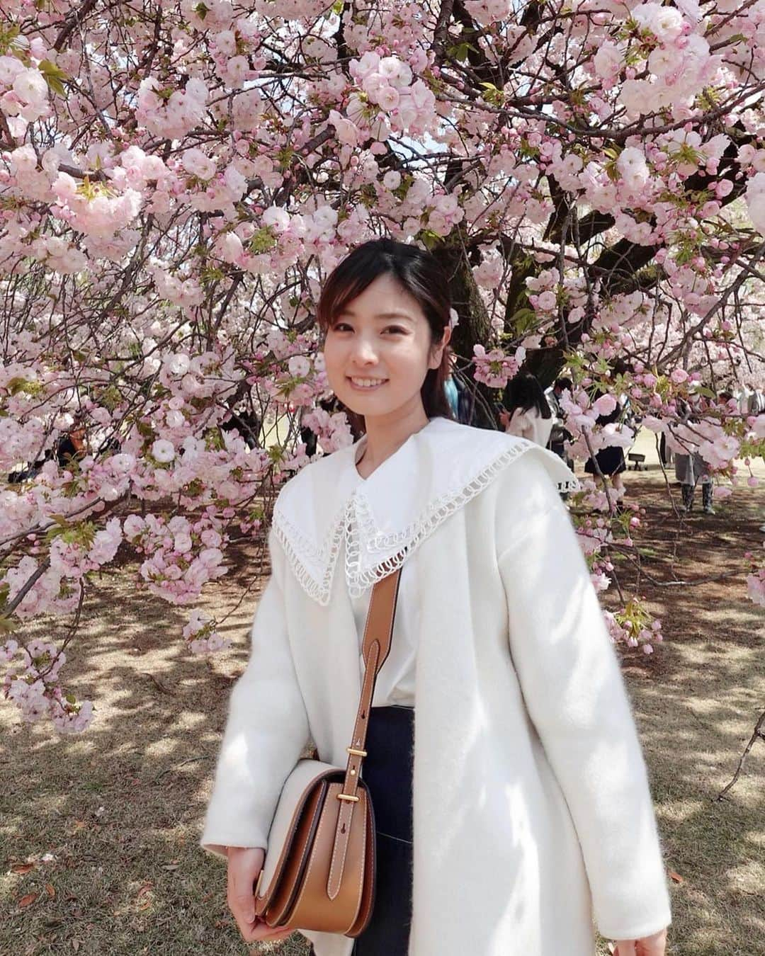 逢月あかりのインスタグラム：「もう桜シーズン終わってしまったけど少し前の、、、🌸  新宿御苑は自転車とか来なくて安全なので 娘も自由にひたすら走り回れて良い所でした☺️  『いや』という言葉を覚え始めて、ひやひやするこの頃です😅  #お花見#新宿御苑#1歳ベビー#イヤイヤ期突入 #子育てママ」