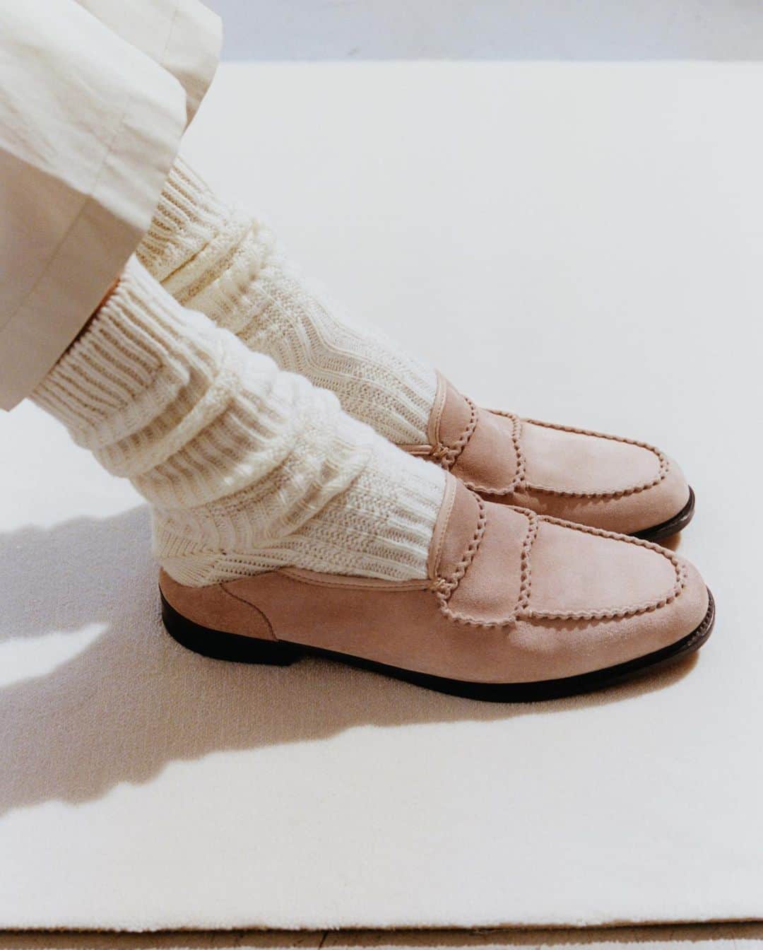 のインスタグラム：「Introducing Bath, lightweight and ultra-supple, holding its shape while giving flexible comfort. Its distinctive visible stitching gives a hand-sewn finish reminiscent of working gloves, and like the proverbial glove, Bath will always be a perfect fit. . #johnlobb  @_jeremyeverett  @charlottecolletcollet」