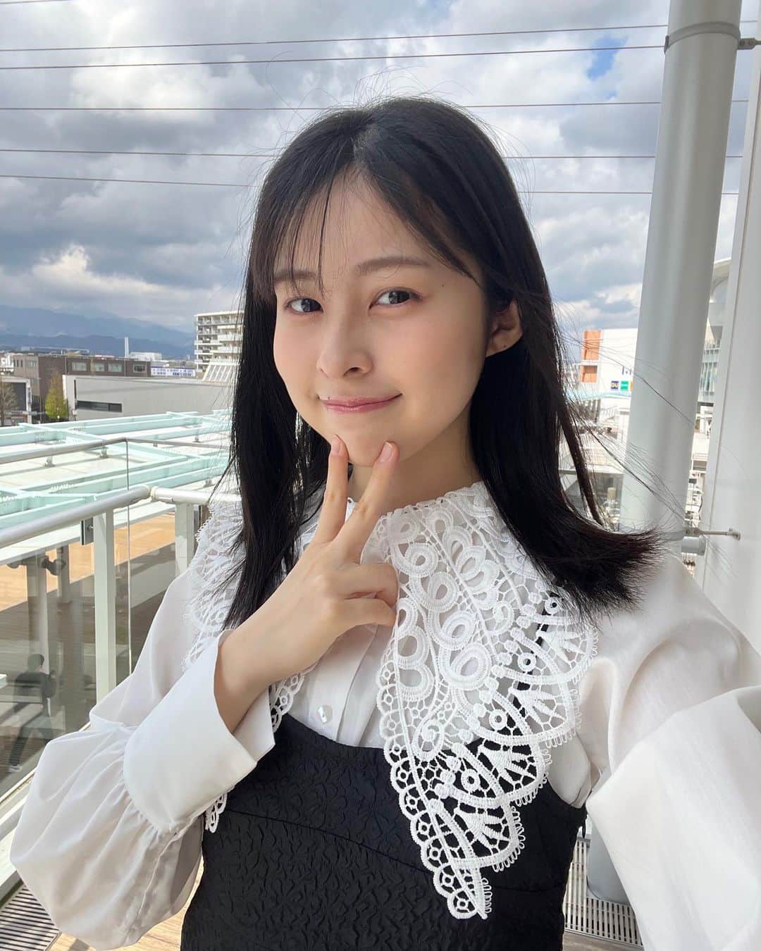 村山千夏のインスタグラム：「こんばんは。 桜はすっかり散ってしまいました🌸 この時期着るものに迷います。  Good evening. The cherry blossoms have completely fallen 🌸 Wondering what to wear this time of year  #jk#ljk#jk3#05#05line#17歳#17yearsold #全身コーデ#全身 #japan#japangirl#foryoupage #fyp」