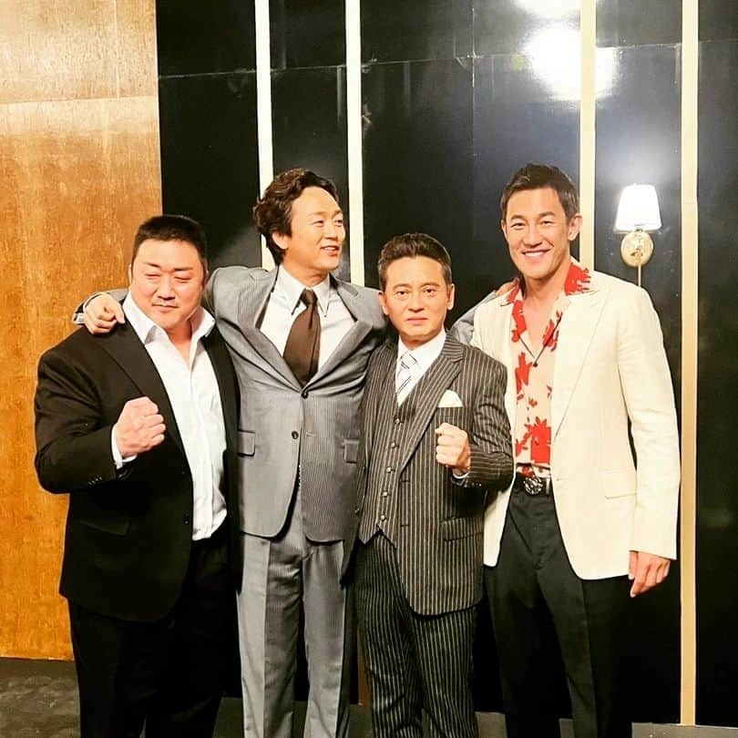 ハン・ジョンスのインスタグラム：「오랜만에 만난 해바라기식구들과 동석이형 #해바라기 #패밀리 #광고 #조판수 #양기 #창무 #마동석」