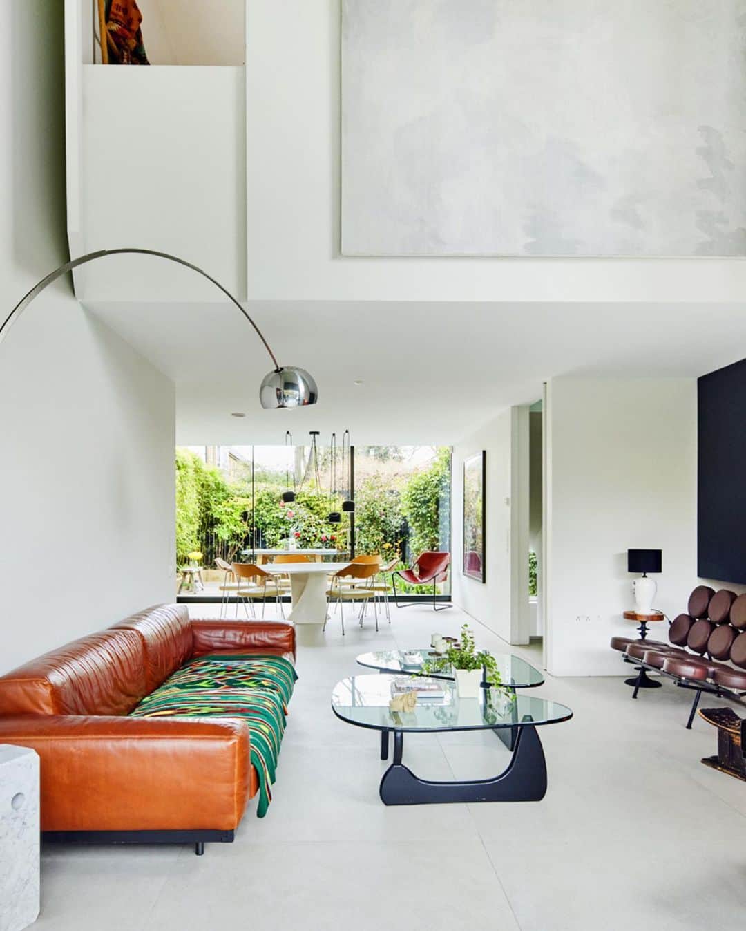 The Modern Houseさんのインスタグラム写真 - (The Modern HouseInstagram)「#forsale Watch this Space: a contemporary home in Holland Park, west London, with soaring double-height ceilings.  Follow the link in our bio to see the sales particulars.  Avondale Park, London W11.」4月13日 17時38分 - themodernhouse