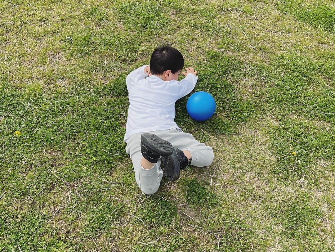 本田朋子さんのインスタグラム写真 - (本田朋子Instagram)「4歳BOYの最近の様子。 バスケ以外にも、サッカーや野球の練習をするのも好きに。 でも上手くいかないと、拗ねくりくん発動。 悔しい気持ちも大切だね！ スポーツ以外でも、ちょいちょい拗ねるけど、『ボク、拗ねる』と宣言してから拗ねるところが可愛いなぁと。笑 その後ハグしたり、なだめたりすると、満足げににんまりして、機嫌を取り戻してくれるので、切り替え早くて助かります。  そして、友達からおすすめされたスマイルゼミ。 タブレット学習ってどうなんだろうと思っていましたが、このおかげで文字も書けるようになったし、一人でいろんな問題を解いていけるので、始めて良かったと思います。  年中さんになったこの一年。 どんな成長をみせてくれるかな。 楽しみです♡  #4歳 #男の子ママ  #バスケ男子  #サッカーボール買いました #野球も練習中 #大谷選手のボブルヘッドフィギュアが欲しいそう #スマイルゼミ」4月13日 17時48分 - tomoko_honda_official_phonics