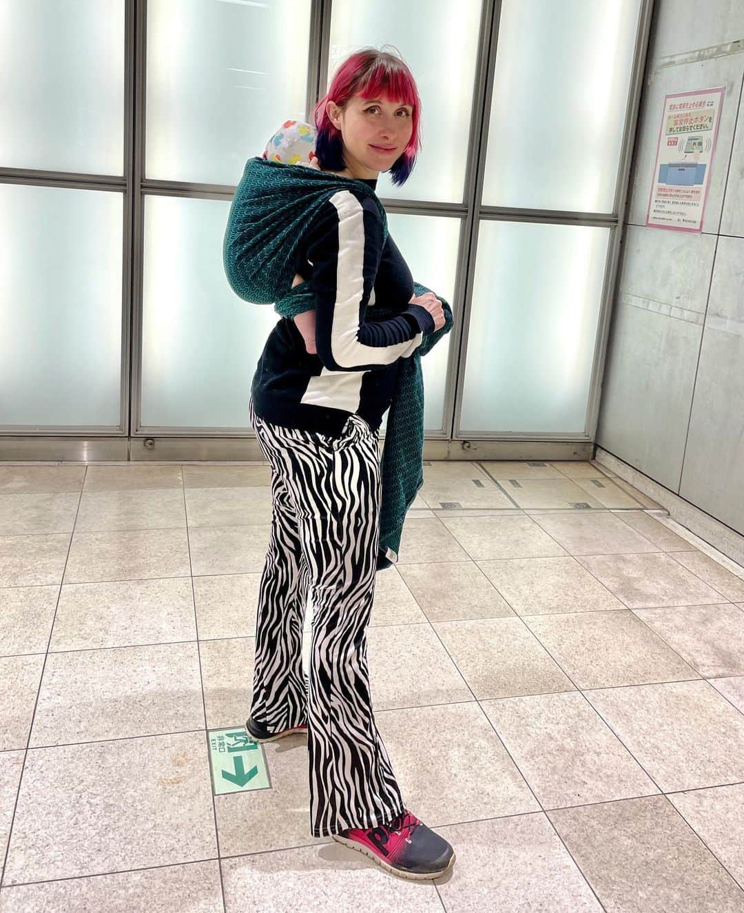Anji SALZさんのインスタグラム写真 - (Anji SALZInstagram)「Recently I have experienced a lot of lovely encounters with strangers which makes me feel hopeful for humanity 😅😂  On this day I was out with the toddler in the stroller and the baby on the my back on the train home. The baby started crying so hard and I cried everything but after a longer time felt so bad for her, that I unwrapped her on the train and held her, struggling to put another full buckle carrier in the front.  After fiddling a while, a young-ish business man came up to me and asked me if he should fasten the buckle of the carriers waist belt (and did!) so I could put the baby in the front.  (He said he has a 1 year old child at home 💗)  Later a young female student asked me if I needed help with anything. 😭😳💗  Also I had encounters of people distracting and playing with my toddler while she had a meltdown on the train or in a shop. Strangers giving her a sticker sheet or showing her a book to calm her 😍❤️  Do you have experiences of helpful people in your country / area too? 🙏🏻  Wrap: @yaroslings   #babywearing #babywearersofinstagram #babywrap #yaroslings #tokyolife #tokyomom #momlife #tokyo #toddlermom #harajukufashion #tokyofashion #faithinhumanityrestored」4月13日 17時40分 - salztokyo