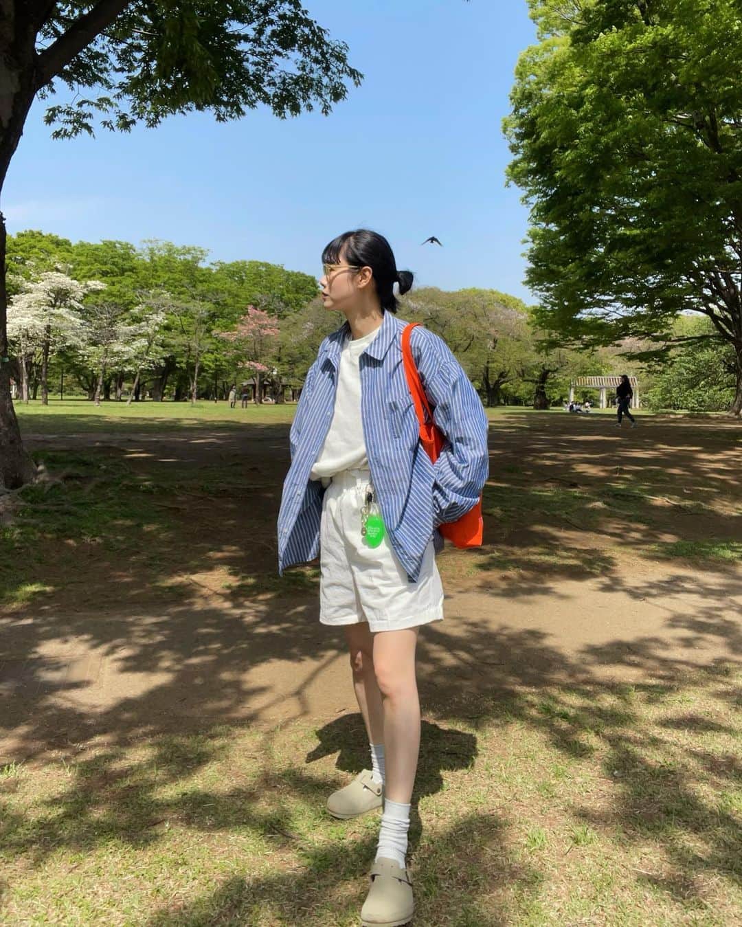 田中シェンさんのインスタグラム写真 - (田中シェンInstagram)「夢はでっかく宇宙サイズ🌏  Sweat @sudsudouest_s2o  Shirts @freaksstore_official  Tshirts @sudsudouest_s2o  Pants @llbean  Shoes @birkenstock  Glasses @ahlem  Sun glasses @rayban Bag / mangrove  週末にかけて天気が崩れる前に 代々木公園で光合成🌱 最終的にはtシャツ一枚になりました💭  #代々木公園  #yoyogiparktokyo  マックをテイクアウトしている人を 道で見かけて、猛烈に食べたくなり 奇跡的に友達を捕まえ ピクニックをしました👯‍♀️  @mcdonaldsjapan  昼マックで初めての、チーズバーガー🍔❗️ ポテトはさりげなくLサイズにサイズアップし、 ドリンクはファンタグレープ🍇 ポテト用のケチャップをもらい忘れて落れて シュンとするも、なんだろう安心しますねこの味。 世界共通どこでも同じ味を食べれる安心感。 どことなく思い出が湧きあがります💭 でも、やっぱり私はビックマック派‼️ (何派ですか？)  @ikeajapan  #ikeashibuya  私はアイスクリームショップと呼んでます。 (家具屋です)時間あるな〜、でもカフェ入る ほどではないな〜っていう時に行きます💁🏻‍♀️ ソフトクリーム50円、ガリガリくんより安い。 応援できる。その場で作ってくれる分 美味し感じる。キウイソフト🥝推せます。  昼間は夏日みたいな日々も増えてきて嬉しい〜！ まだ早いけどゴールデンウィーク 予定たてました？💭何するか悩む❗️  #yoyogiparktokyo is like a central park in Manhattan. ( although it’s much smaller and They don’t have an museum) you can either  Walk from Shibuya or get off at Harajuku station . I recommend u to stop by McDonald’s near  By and have an little picnic. Glasses are nice  And green, and air near by pond is refreshing!  #代々木公園グルメ #代々木公園ランチ  #代々木公園駅 #代々木公園モーニング  #原宿駅前 #原宿さんぽ #渋谷さんぽ  #代々木八幡ランチ #ピクニックランチ  #picnicday💕 #tokyowalking #東京観光🗼  #ビルケンシュトックボストン　#llbeanvintage  #ピクニックコーデ #公園コーデ  #全身白コーデ #マクドナルド🍔 #일본여행🇯🇵 #일본사람  #도쿄여행✈️ #도쿄맛집추천 #日本旅行🎌 #美食推薦👍🏻  #코디스타그램그램 #日本旅遊達人」4月13日 19時50分 - shen_tanaka