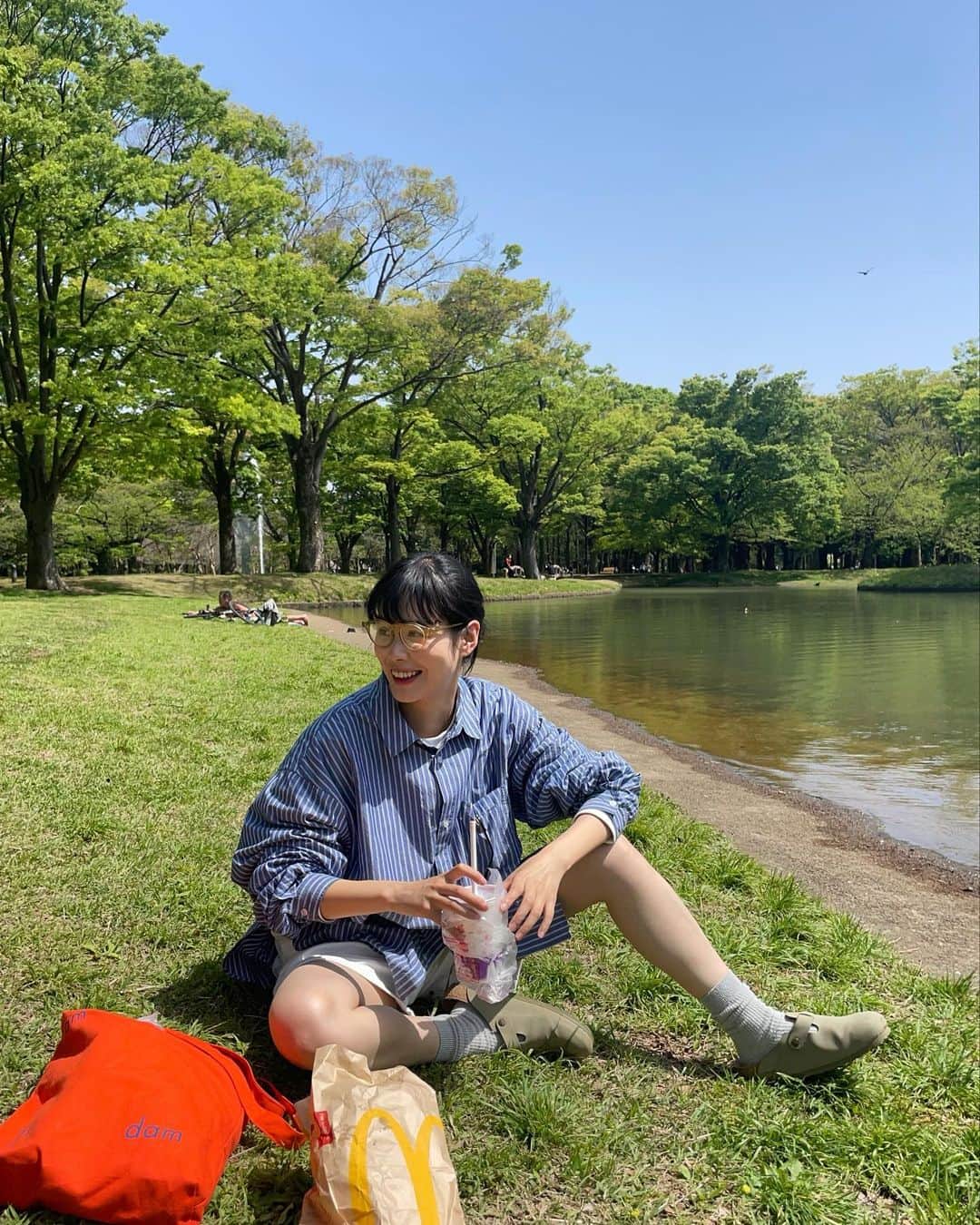 田中シェンさんのインスタグラム写真 - (田中シェンInstagram)「夢はでっかく宇宙サイズ🌏  Sweat @sudsudouest_s2o  Shirts @freaksstore_official  Tshirts @sudsudouest_s2o  Pants @llbean  Shoes @birkenstock  Glasses @ahlem  Sun glasses @rayban Bag / mangrove  週末にかけて天気が崩れる前に 代々木公園で光合成🌱 最終的にはtシャツ一枚になりました💭  #代々木公園  #yoyogiparktokyo  マックをテイクアウトしている人を 道で見かけて、猛烈に食べたくなり 奇跡的に友達を捕まえ ピクニックをしました👯‍♀️  @mcdonaldsjapan  昼マックで初めての、チーズバーガー🍔❗️ ポテトはさりげなくLサイズにサイズアップし、 ドリンクはファンタグレープ🍇 ポテト用のケチャップをもらい忘れて落れて シュンとするも、なんだろう安心しますねこの味。 世界共通どこでも同じ味を食べれる安心感。 どことなく思い出が湧きあがります💭 でも、やっぱり私はビックマック派‼️ (何派ですか？)  @ikeajapan  #ikeashibuya  私はアイスクリームショップと呼んでます。 (家具屋です)時間あるな〜、でもカフェ入る ほどではないな〜っていう時に行きます💁🏻‍♀️ ソフトクリーム50円、ガリガリくんより安い。 応援できる。その場で作ってくれる分 美味し感じる。キウイソフト🥝推せます。  昼間は夏日みたいな日々も増えてきて嬉しい〜！ まだ早いけどゴールデンウィーク 予定たてました？💭何するか悩む❗️  #yoyogiparktokyo is like a central park in Manhattan. ( although it’s much smaller and They don’t have an museum) you can either  Walk from Shibuya or get off at Harajuku station . I recommend u to stop by McDonald’s near  By and have an little picnic. Glasses are nice  And green, and air near by pond is refreshing!  #代々木公園グルメ #代々木公園ランチ  #代々木公園駅 #代々木公園モーニング  #原宿駅前 #原宿さんぽ #渋谷さんぽ  #代々木八幡ランチ #ピクニックランチ  #picnicday💕 #tokyowalking #東京観光🗼  #ビルケンシュトックボストン　#llbeanvintage  #ピクニックコーデ #公園コーデ  #全身白コーデ #マクドナルド🍔 #일본여행🇯🇵 #일본사람  #도쿄여행✈️ #도쿄맛집추천 #日本旅行🎌 #美食推薦👍🏻  #코디스타그램그램 #日本旅遊達人」4月13日 19時50分 - shen_tanaka