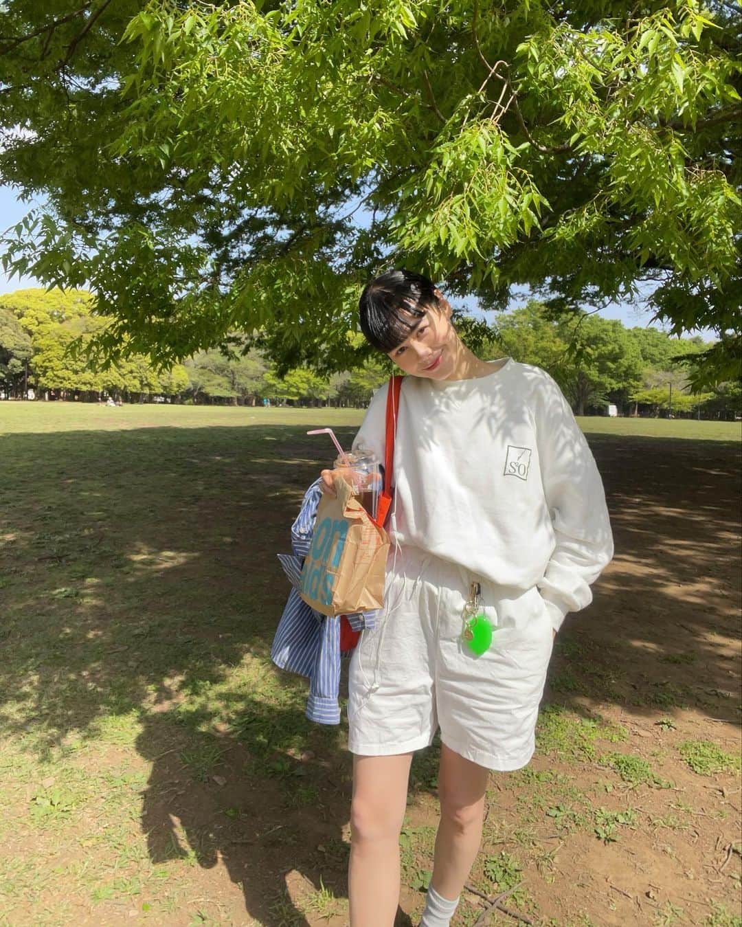 田中シェンさんのインスタグラム写真 - (田中シェンInstagram)「夢はでっかく宇宙サイズ🌏  Sweat @sudsudouest_s2o  Shirts @freaksstore_official  Tshirts @sudsudouest_s2o  Pants @llbean  Shoes @birkenstock  Glasses @ahlem  Sun glasses @rayban Bag / mangrove  週末にかけて天気が崩れる前に 代々木公園で光合成🌱 最終的にはtシャツ一枚になりました💭  #代々木公園  #yoyogiparktokyo  マックをテイクアウトしている人を 道で見かけて、猛烈に食べたくなり 奇跡的に友達を捕まえ ピクニックをしました👯‍♀️  @mcdonaldsjapan  昼マックで初めての、チーズバーガー🍔❗️ ポテトはさりげなくLサイズにサイズアップし、 ドリンクはファンタグレープ🍇 ポテト用のケチャップをもらい忘れて落れて シュンとするも、なんだろう安心しますねこの味。 世界共通どこでも同じ味を食べれる安心感。 どことなく思い出が湧きあがります💭 でも、やっぱり私はビックマック派‼️ (何派ですか？)  @ikeajapan  #ikeashibuya  私はアイスクリームショップと呼んでます。 (家具屋です)時間あるな〜、でもカフェ入る ほどではないな〜っていう時に行きます💁🏻‍♀️ ソフトクリーム50円、ガリガリくんより安い。 応援できる。その場で作ってくれる分 美味し感じる。キウイソフト🥝推せます。  昼間は夏日みたいな日々も増えてきて嬉しい〜！ まだ早いけどゴールデンウィーク 予定たてました？💭何するか悩む❗️  #yoyogiparktokyo is like a central park in Manhattan. ( although it’s much smaller and They don’t have an museum) you can either  Walk from Shibuya or get off at Harajuku station . I recommend u to stop by McDonald’s near  By and have an little picnic. Glasses are nice  And green, and air near by pond is refreshing!  #代々木公園グルメ #代々木公園ランチ  #代々木公園駅 #代々木公園モーニング  #原宿駅前 #原宿さんぽ #渋谷さんぽ  #代々木八幡ランチ #ピクニックランチ  #picnicday💕 #tokyowalking #東京観光🗼  #ビルケンシュトックボストン　#llbeanvintage  #ピクニックコーデ #公園コーデ  #全身白コーデ #マクドナルド🍔 #일본여행🇯🇵 #일본사람  #도쿄여행✈️ #도쿄맛집추천 #日本旅行🎌 #美食推薦👍🏻  #코디스타그램그램 #日本旅遊達人」4月13日 19時50分 - shen_tanaka