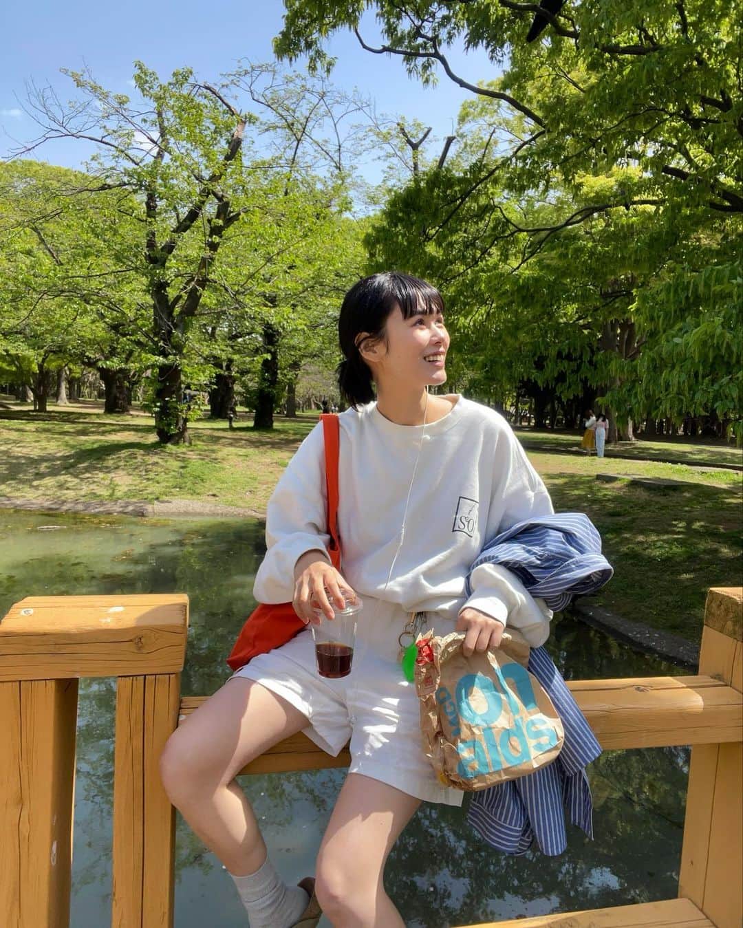 田中シェンさんのインスタグラム写真 - (田中シェンInstagram)「夢はでっかく宇宙サイズ🌏  Sweat @sudsudouest_s2o  Shirts @freaksstore_official  Tshirts @sudsudouest_s2o  Pants @llbean  Shoes @birkenstock  Glasses @ahlem  Sun glasses @rayban Bag / mangrove  週末にかけて天気が崩れる前に 代々木公園で光合成🌱 最終的にはtシャツ一枚になりました💭  #代々木公園  #yoyogiparktokyo  マックをテイクアウトしている人を 道で見かけて、猛烈に食べたくなり 奇跡的に友達を捕まえ ピクニックをしました👯‍♀️  @mcdonaldsjapan  昼マックで初めての、チーズバーガー🍔❗️ ポテトはさりげなくLサイズにサイズアップし、 ドリンクはファンタグレープ🍇 ポテト用のケチャップをもらい忘れて落れて シュンとするも、なんだろう安心しますねこの味。 世界共通どこでも同じ味を食べれる安心感。 どことなく思い出が湧きあがります💭 でも、やっぱり私はビックマック派‼️ (何派ですか？)  @ikeajapan  #ikeashibuya  私はアイスクリームショップと呼んでます。 (家具屋です)時間あるな〜、でもカフェ入る ほどではないな〜っていう時に行きます💁🏻‍♀️ ソフトクリーム50円、ガリガリくんより安い。 応援できる。その場で作ってくれる分 美味し感じる。キウイソフト🥝推せます。  昼間は夏日みたいな日々も増えてきて嬉しい〜！ まだ早いけどゴールデンウィーク 予定たてました？💭何するか悩む❗️  #yoyogiparktokyo is like a central park in Manhattan. ( although it’s much smaller and They don’t have an museum) you can either  Walk from Shibuya or get off at Harajuku station . I recommend u to stop by McDonald’s near  By and have an little picnic. Glasses are nice  And green, and air near by pond is refreshing!  #代々木公園グルメ #代々木公園ランチ  #代々木公園駅 #代々木公園モーニング  #原宿駅前 #原宿さんぽ #渋谷さんぽ  #代々木八幡ランチ #ピクニックランチ  #picnicday💕 #tokyowalking #東京観光🗼  #ビルケンシュトックボストン　#llbeanvintage  #ピクニックコーデ #公園コーデ  #全身白コーデ #マクドナルド🍔 #일본여행🇯🇵 #일본사람  #도쿄여행✈️ #도쿄맛집추천 #日本旅行🎌 #美食推薦👍🏻  #코디스타그램그램 #日本旅遊達人」4月13日 19時50分 - shen_tanaka