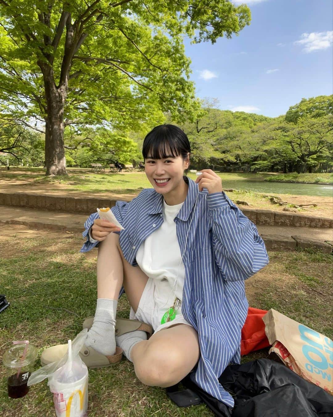 田中シェンさんのインスタグラム写真 - (田中シェンInstagram)「夢はでっかく宇宙サイズ🌏  Sweat @sudsudouest_s2o  Shirts @freaksstore_official  Tshirts @sudsudouest_s2o  Pants @llbean  Shoes @birkenstock  Glasses @ahlem  Sun glasses @rayban Bag / mangrove  週末にかけて天気が崩れる前に 代々木公園で光合成🌱 最終的にはtシャツ一枚になりました💭  #代々木公園  #yoyogiparktokyo  マックをテイクアウトしている人を 道で見かけて、猛烈に食べたくなり 奇跡的に友達を捕まえ ピクニックをしました👯‍♀️  @mcdonaldsjapan  昼マックで初めての、チーズバーガー🍔❗️ ポテトはさりげなくLサイズにサイズアップし、 ドリンクはファンタグレープ🍇 ポテト用のケチャップをもらい忘れて落れて シュンとするも、なんだろう安心しますねこの味。 世界共通どこでも同じ味を食べれる安心感。 どことなく思い出が湧きあがります💭 でも、やっぱり私はビックマック派‼️ (何派ですか？)  @ikeajapan  #ikeashibuya  私はアイスクリームショップと呼んでます。 (家具屋です)時間あるな〜、でもカフェ入る ほどではないな〜っていう時に行きます💁🏻‍♀️ ソフトクリーム50円、ガリガリくんより安い。 応援できる。その場で作ってくれる分 美味し感じる。キウイソフト🥝推せます。  昼間は夏日みたいな日々も増えてきて嬉しい〜！ まだ早いけどゴールデンウィーク 予定たてました？💭何するか悩む❗️  #yoyogiparktokyo is like a central park in Manhattan. ( although it’s much smaller and They don’t have an museum) you can either  Walk from Shibuya or get off at Harajuku station . I recommend u to stop by McDonald’s near  By and have an little picnic. Glasses are nice  And green, and air near by pond is refreshing!  #代々木公園グルメ #代々木公園ランチ  #代々木公園駅 #代々木公園モーニング  #原宿駅前 #原宿さんぽ #渋谷さんぽ  #代々木八幡ランチ #ピクニックランチ  #picnicday💕 #tokyowalking #東京観光🗼  #ビルケンシュトックボストン　#llbeanvintage  #ピクニックコーデ #公園コーデ  #全身白コーデ #マクドナルド🍔 #일본여행🇯🇵 #일본사람  #도쿄여행✈️ #도쿄맛집추천 #日本旅行🎌 #美食推薦👍🏻  #코디스타그램그램 #日本旅遊達人」4月13日 19時50分 - shen_tanaka