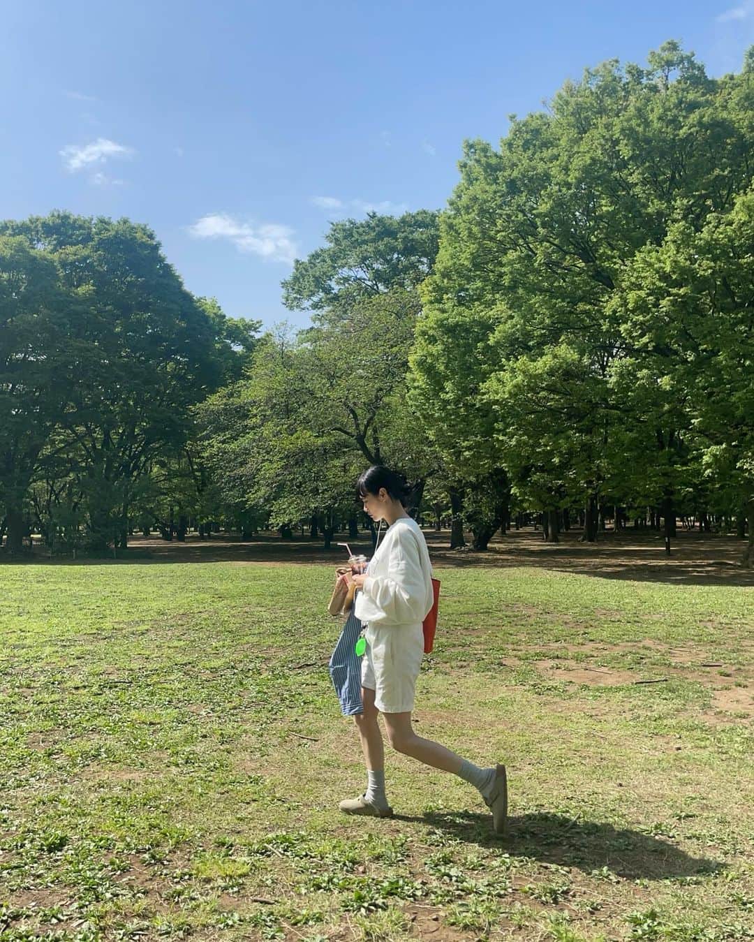 田中シェンさんのインスタグラム写真 - (田中シェンInstagram)「夢はでっかく宇宙サイズ🌏  Sweat @sudsudouest_s2o  Shirts @freaksstore_official  Tshirts @sudsudouest_s2o  Pants @llbean  Shoes @birkenstock  Glasses @ahlem  Sun glasses @rayban Bag / mangrove  週末にかけて天気が崩れる前に 代々木公園で光合成🌱 最終的にはtシャツ一枚になりました💭  #代々木公園  #yoyogiparktokyo  マックをテイクアウトしている人を 道で見かけて、猛烈に食べたくなり 奇跡的に友達を捕まえ ピクニックをしました👯‍♀️  @mcdonaldsjapan  昼マックで初めての、チーズバーガー🍔❗️ ポテトはさりげなくLサイズにサイズアップし、 ドリンクはファンタグレープ🍇 ポテト用のケチャップをもらい忘れて落れて シュンとするも、なんだろう安心しますねこの味。 世界共通どこでも同じ味を食べれる安心感。 どことなく思い出が湧きあがります💭 でも、やっぱり私はビックマック派‼️ (何派ですか？)  @ikeajapan  #ikeashibuya  私はアイスクリームショップと呼んでます。 (家具屋です)時間あるな〜、でもカフェ入る ほどではないな〜っていう時に行きます💁🏻‍♀️ ソフトクリーム50円、ガリガリくんより安い。 応援できる。その場で作ってくれる分 美味し感じる。キウイソフト🥝推せます。  昼間は夏日みたいな日々も増えてきて嬉しい〜！ まだ早いけどゴールデンウィーク 予定たてました？💭何するか悩む❗️  #yoyogiparktokyo is like a central park in Manhattan. ( although it’s much smaller and They don’t have an museum) you can either  Walk from Shibuya or get off at Harajuku station . I recommend u to stop by McDonald’s near  By and have an little picnic. Glasses are nice  And green, and air near by pond is refreshing!  #代々木公園グルメ #代々木公園ランチ  #代々木公園駅 #代々木公園モーニング  #原宿駅前 #原宿さんぽ #渋谷さんぽ  #代々木八幡ランチ #ピクニックランチ  #picnicday💕 #tokyowalking #東京観光🗼  #ビルケンシュトックボストン　#llbeanvintage  #ピクニックコーデ #公園コーデ  #全身白コーデ #マクドナルド🍔 #일본여행🇯🇵 #일본사람  #도쿄여행✈️ #도쿄맛집추천 #日本旅行🎌 #美食推薦👍🏻  #코디스타그램그램 #日本旅遊達人」4月13日 19時50分 - shen_tanaka