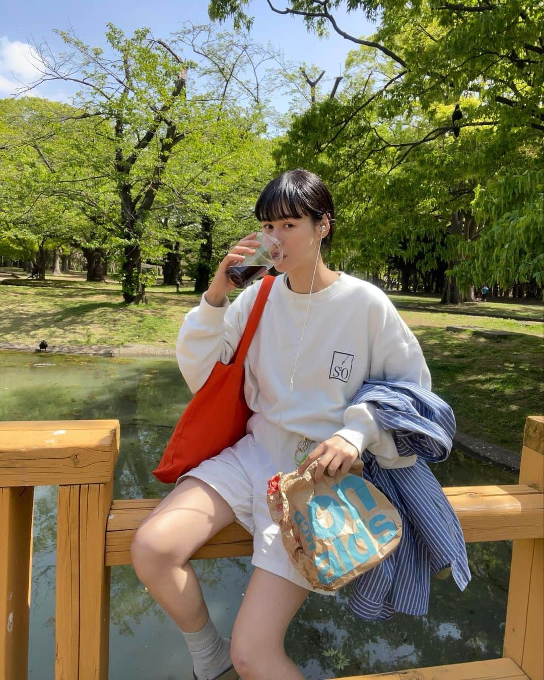 田中シェンさんのインスタグラム写真 - (田中シェンInstagram)「夢はでっかく宇宙サイズ🌏  Sweat @sudsudouest_s2o  Shirts @freaksstore_official  Tshirts @sudsudouest_s2o  Pants @llbean  Shoes @birkenstock  Glasses @ahlem  Sun glasses @rayban Bag / mangrove  週末にかけて天気が崩れる前に 代々木公園で光合成🌱 最終的にはtシャツ一枚になりました💭  #代々木公園  #yoyogiparktokyo  マックをテイクアウトしている人を 道で見かけて、猛烈に食べたくなり 奇跡的に友達を捕まえ ピクニックをしました👯‍♀️  @mcdonaldsjapan  昼マックで初めての、チーズバーガー🍔❗️ ポテトはさりげなくLサイズにサイズアップし、 ドリンクはファンタグレープ🍇 ポテト用のケチャップをもらい忘れて落れて シュンとするも、なんだろう安心しますねこの味。 世界共通どこでも同じ味を食べれる安心感。 どことなく思い出が湧きあがります💭 でも、やっぱり私はビックマック派‼️ (何派ですか？)  @ikeajapan  #ikeashibuya  私はアイスクリームショップと呼んでます。 (家具屋です)時間あるな〜、でもカフェ入る ほどではないな〜っていう時に行きます💁🏻‍♀️ ソフトクリーム50円、ガリガリくんより安い。 応援できる。その場で作ってくれる分 美味し感じる。キウイソフト🥝推せます。  昼間は夏日みたいな日々も増えてきて嬉しい〜！ まだ早いけどゴールデンウィーク 予定たてました？💭何するか悩む❗️  #yoyogiparktokyo is like a central park in Manhattan. ( although it’s much smaller and They don’t have an museum) you can either  Walk from Shibuya or get off at Harajuku station . I recommend u to stop by McDonald’s near  By and have an little picnic. Glasses are nice  And green, and air near by pond is refreshing!  #代々木公園グルメ #代々木公園ランチ  #代々木公園駅 #代々木公園モーニング  #原宿駅前 #原宿さんぽ #渋谷さんぽ  #代々木八幡ランチ #ピクニックランチ  #picnicday💕 #tokyowalking #東京観光🗼  #ビルケンシュトックボストン　#llbeanvintage  #ピクニックコーデ #公園コーデ  #全身白コーデ #マクドナルド🍔 #일본여행🇯🇵 #일본사람  #도쿄여행✈️ #도쿄맛집추천 #日本旅行🎌 #美食推薦👍🏻  #코디스타그램그램 #日本旅遊達人」4月13日 19時50分 - shen_tanaka